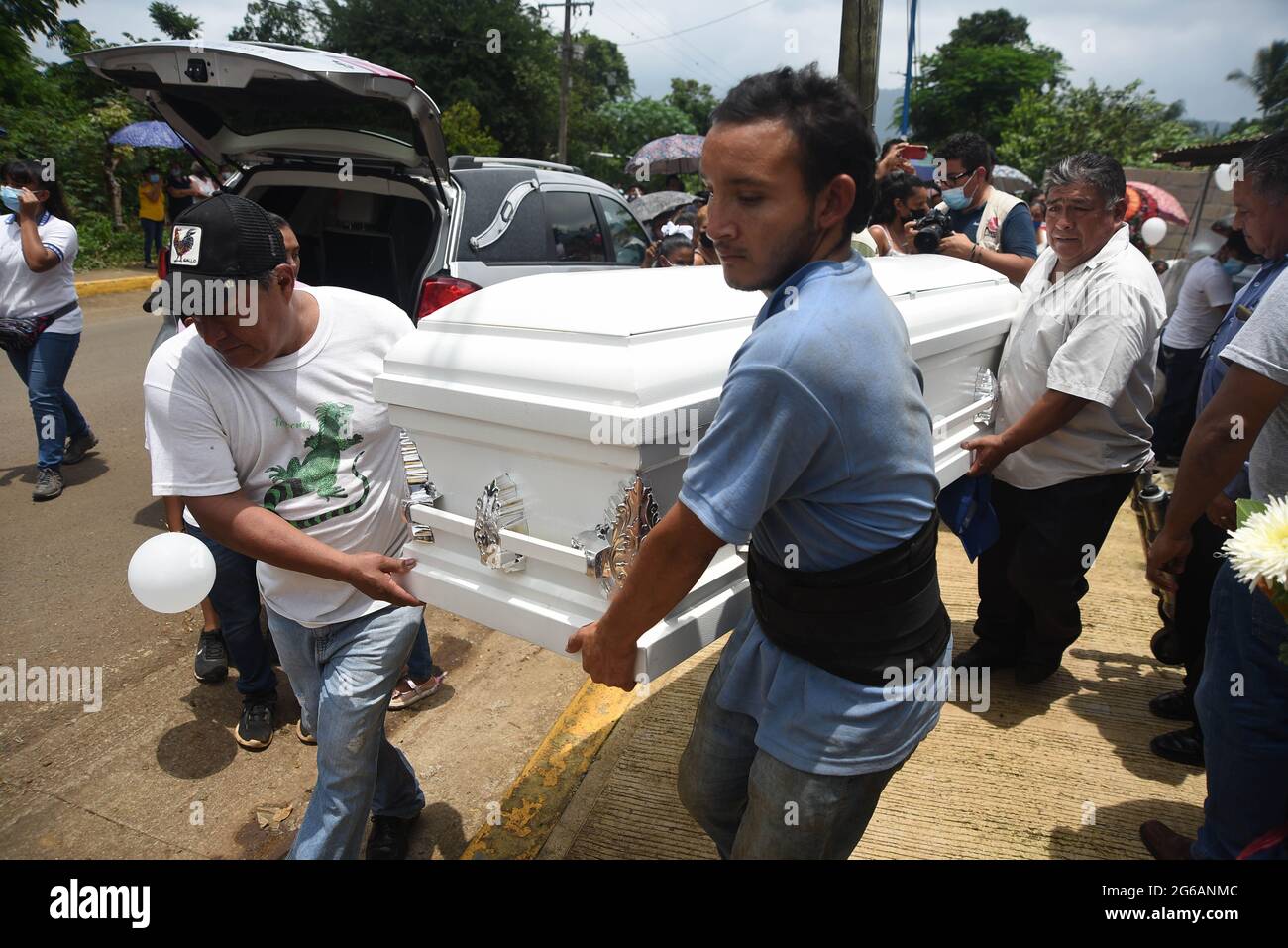 4 luglio 2021: I parenti e centinaia di residenti di Jonathan Herrera ed Eduardo Aaguilar, giovani adolescenti di Amatlan Veracruz, svolgono i funerali per licenziarli dopo essere stati uccisi da elementi della forza civile. Credit: Hector Adolfo Quintanar Perez/ZUMA Wire/Alamy Live News Foto Stock