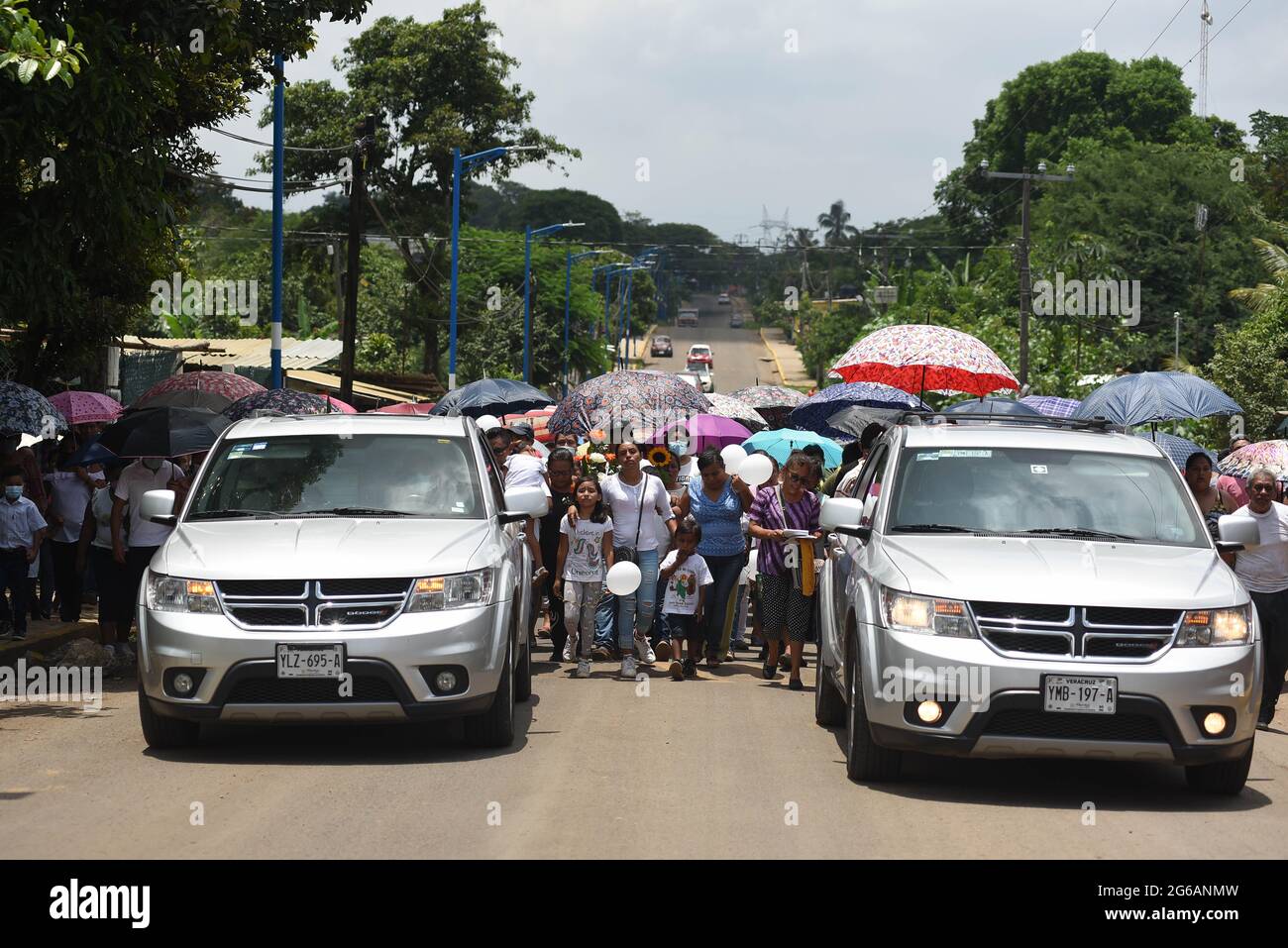 4 luglio 2021: I parenti e centinaia di residenti di Jonathan Herrera ed Eduardo Aaguilar, giovani adolescenti di Amatlan Veracruz, svolgono i funerali per licenziarli dopo essere stati uccisi da elementi della forza civile. Credit: Hector Adolfo Quintanar Perez/ZUMA Wire/Alamy Live News Foto Stock
