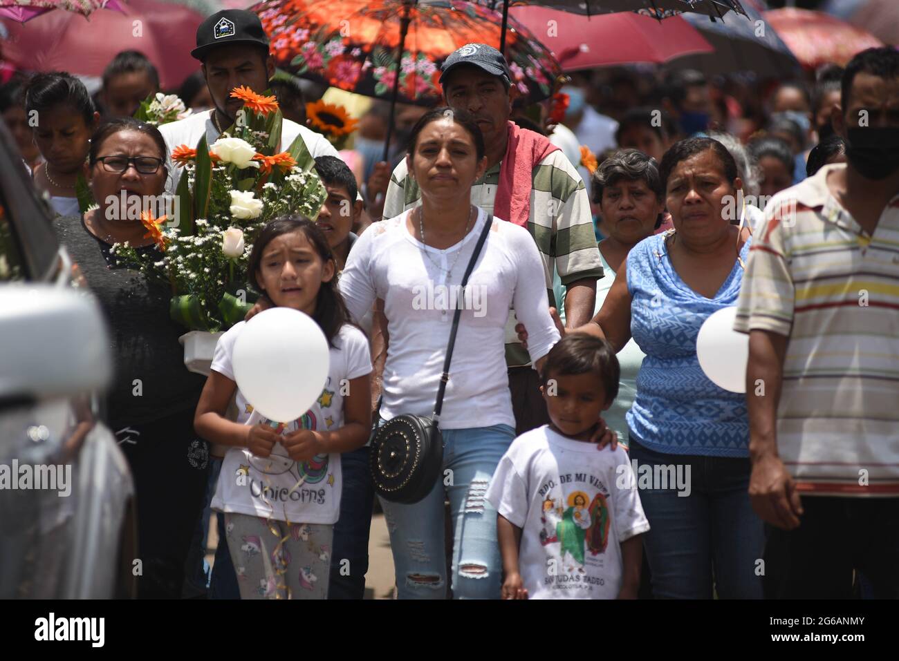 4 luglio 2021: I parenti e centinaia di residenti di Jonathan Herrera ed Eduardo Aaguilar, giovani adolescenti di Amatlan Veracruz, svolgono i funerali per licenziarli dopo essere stati uccisi da elementi della forza civile. Credit: Hector Adolfo Quintanar Perez/ZUMA Wire/Alamy Live News Foto Stock