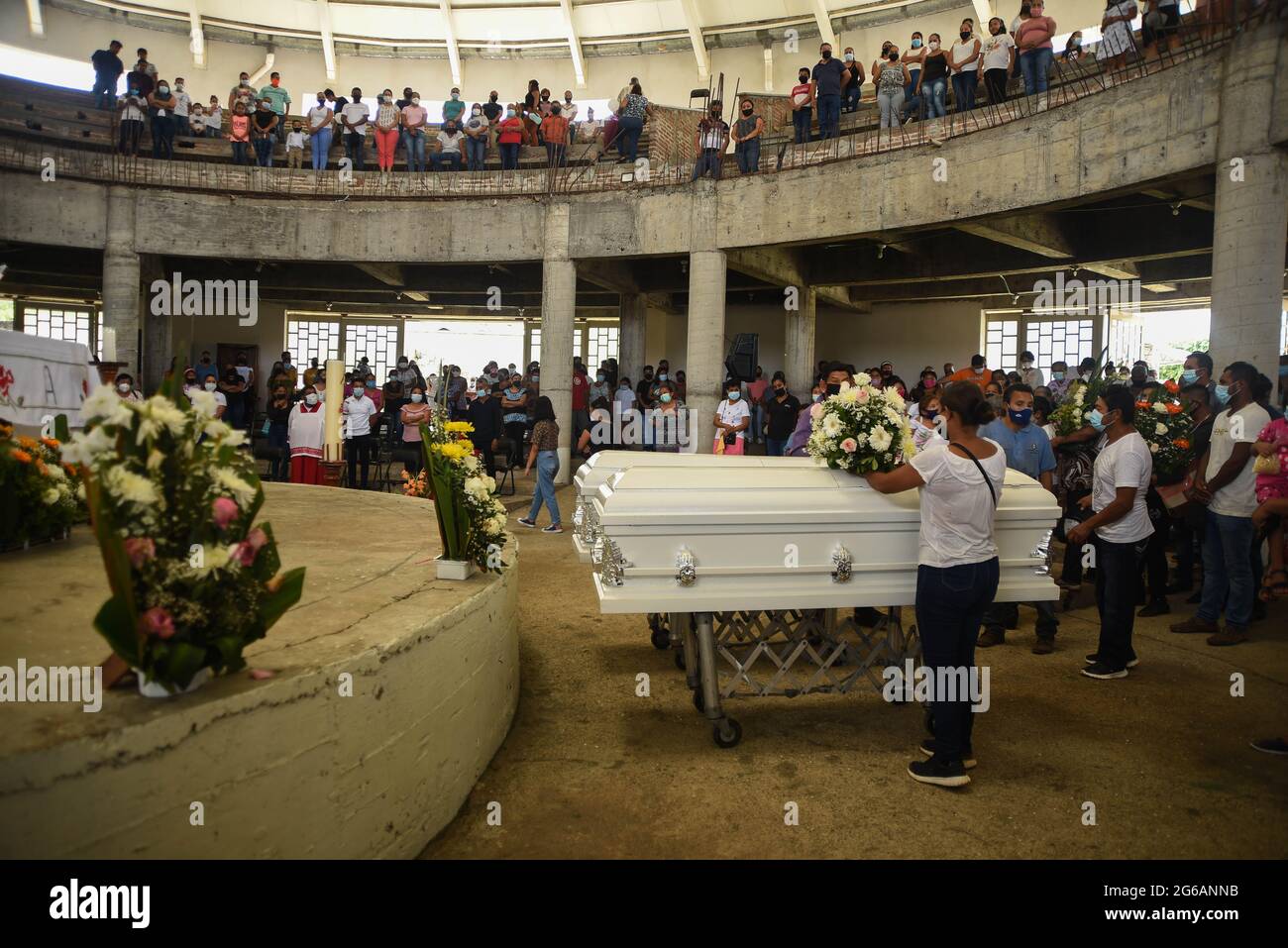 4 luglio 2021: I parenti e centinaia di residenti di Jonathan Herrera ed Eduardo Aaguilar, giovani adolescenti di Amatlan Veracruz, svolgono i funerali per licenziarli dopo essere stati uccisi da elementi della forza civile. Credit: Hector Adolfo Quintanar Perez/ZUMA Wire/Alamy Live News Foto Stock