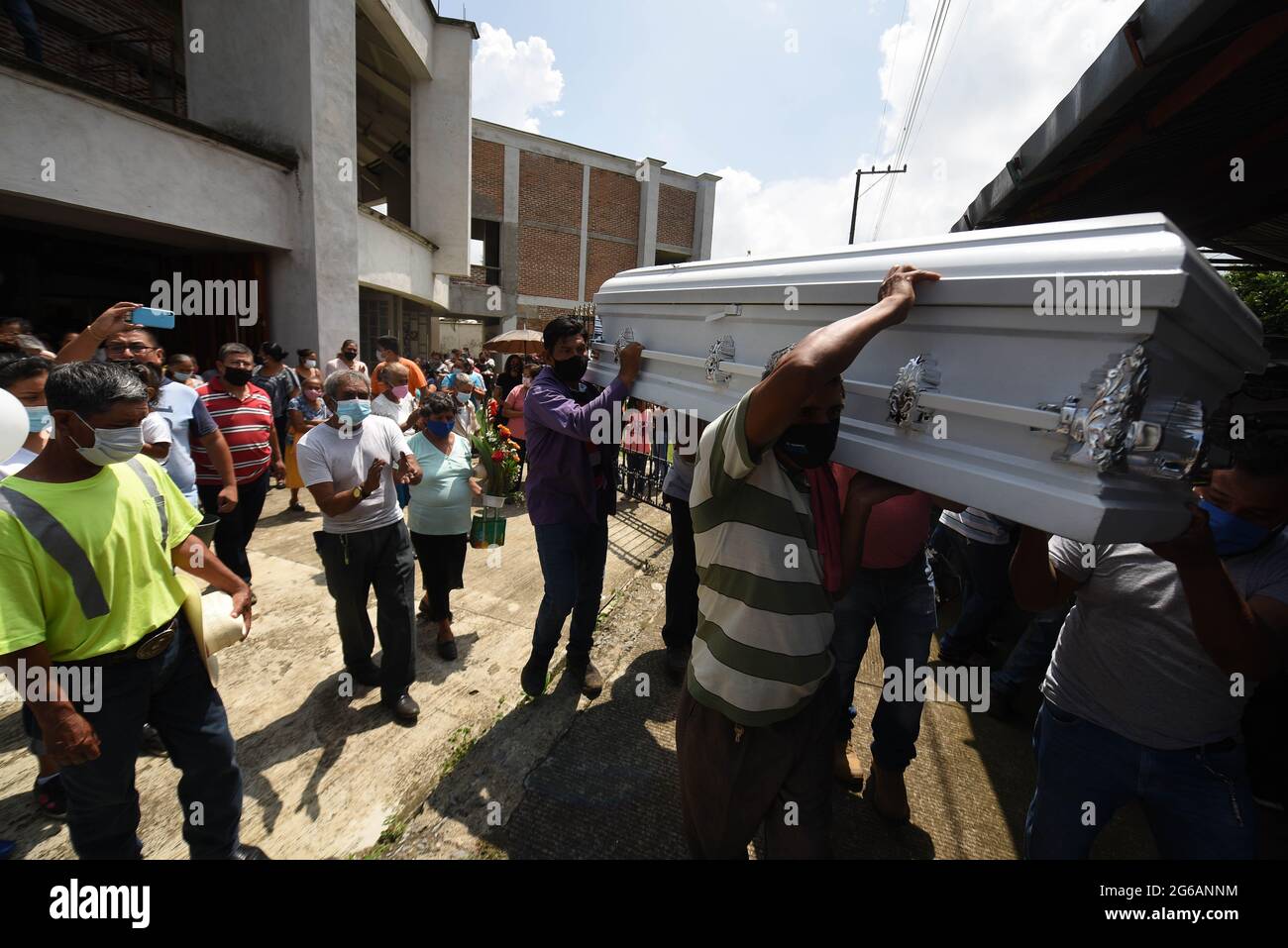 4 luglio 2021: I parenti e centinaia di residenti di Jonathan Herrera ed Eduardo Aaguilar, giovani adolescenti di Amatlan Veracruz, svolgono i funerali per licenziarli dopo essere stati uccisi da elementi della forza civile. Credit: Hector Adolfo Quintanar Perez/ZUMA Wire/Alamy Live News Foto Stock