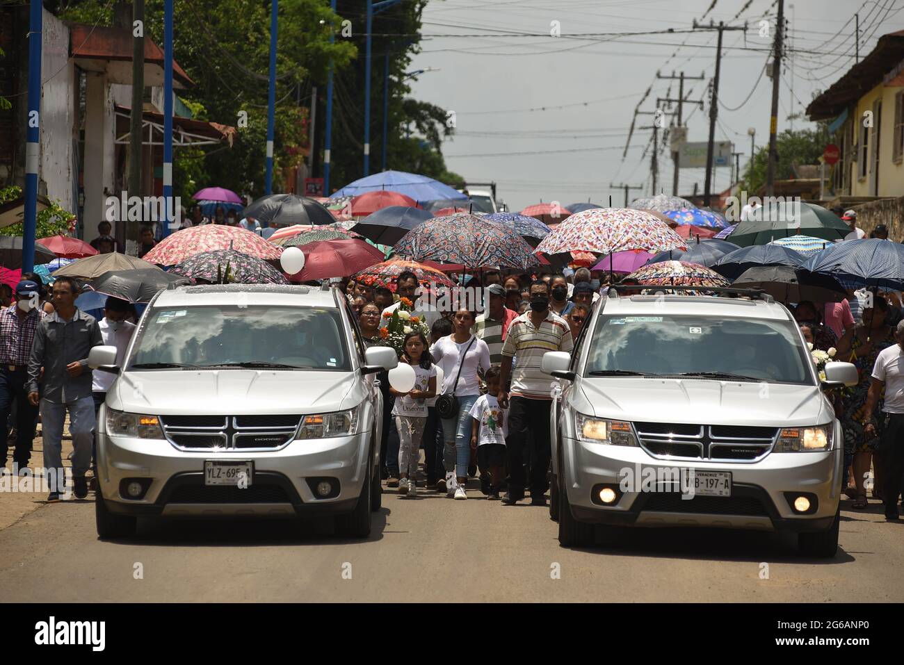 4 luglio 2021: I parenti e centinaia di residenti di Jonathan Herrera ed Eduardo Aaguilar, giovani adolescenti di Amatlan Veracruz, svolgono i funerali per licenziarli dopo essere stati uccisi da elementi della forza civile. Credit: Hector Adolfo Quintanar Perez/ZUMA Wire/Alamy Live News Foto Stock