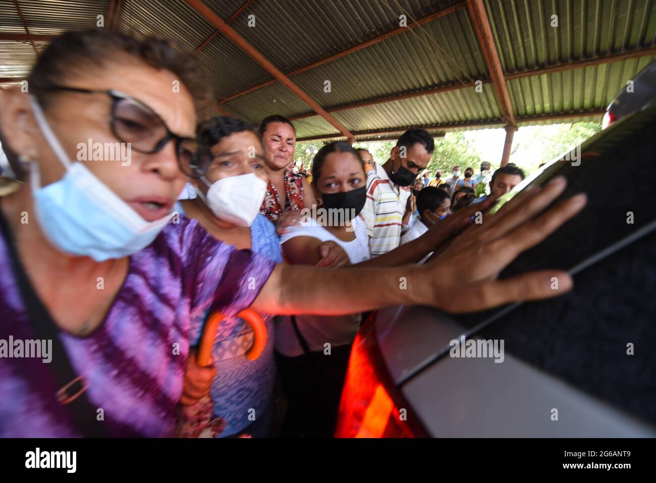 4 luglio 2021: I parenti e centinaia di residenti di Jonathan Herrera ed Eduardo Aaguilar, giovani adolescenti di Amatlan Veracruz, svolgono i funerali per licenziarli dopo essere stati uccisi da elementi della forza civile. Credit: Hector Adolfo Quintanar Perez/ZUMA Wire/Alamy Live News Foto Stock