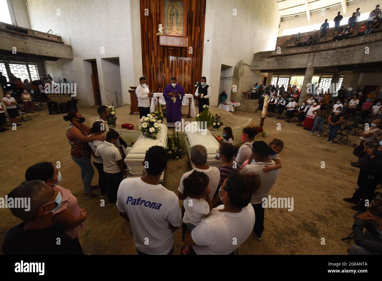 4 luglio 2021: I parenti e centinaia di residenti di Jonathan Herrera ed Eduardo Aaguilar, giovani adolescenti di Amatlan Veracruz, svolgono i funerali per licenziarli dopo essere stati uccisi da elementi della forza civile. Credit: Hector Adolfo Quintanar Perez/ZUMA Wire/Alamy Live News Foto Stock