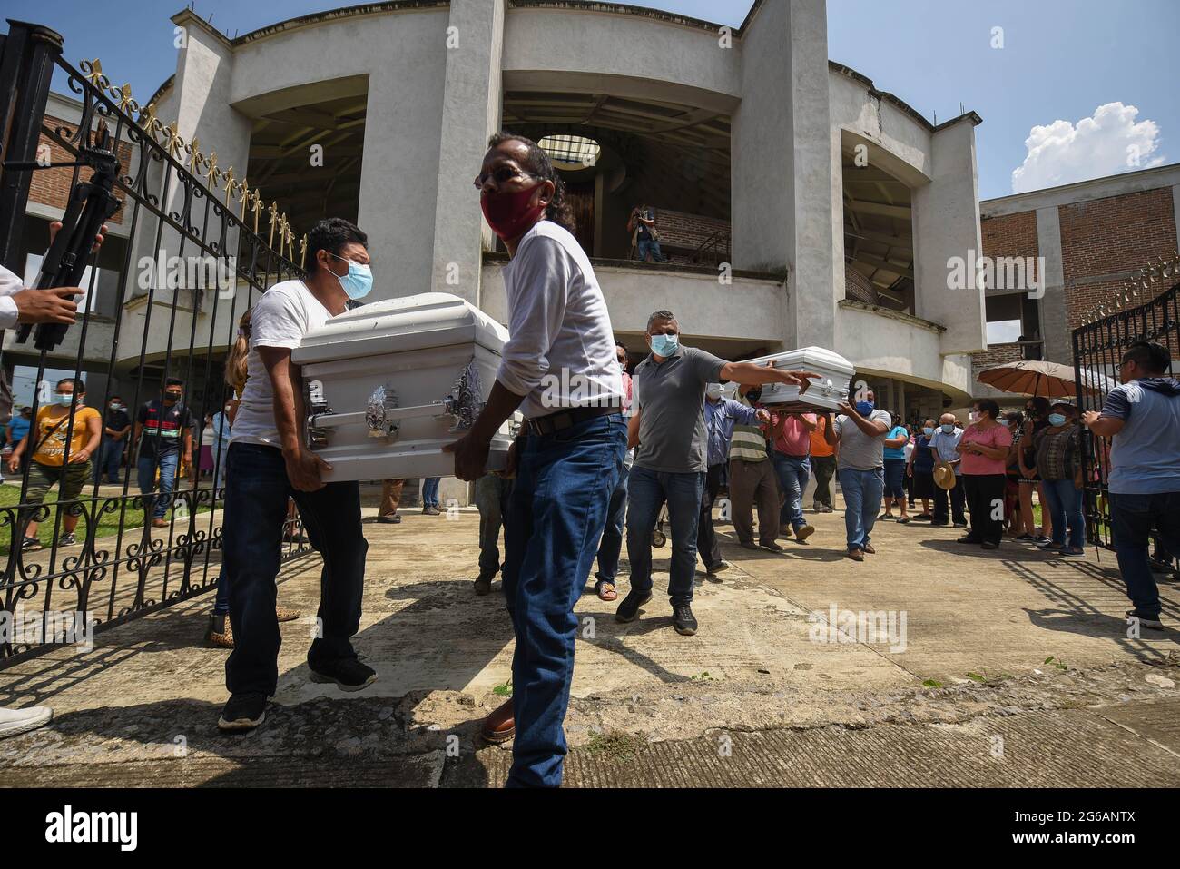 4 luglio 2021: I parenti e centinaia di residenti di Jonathan Herrera ed Eduardo Aaguilar, giovani adolescenti di Amatlan Veracruz, svolgono i funerali per licenziarli dopo essere stati uccisi da elementi della forza civile. Credit: Hector Adolfo Quintanar Perez/ZUMA Wire/Alamy Live News Foto Stock
