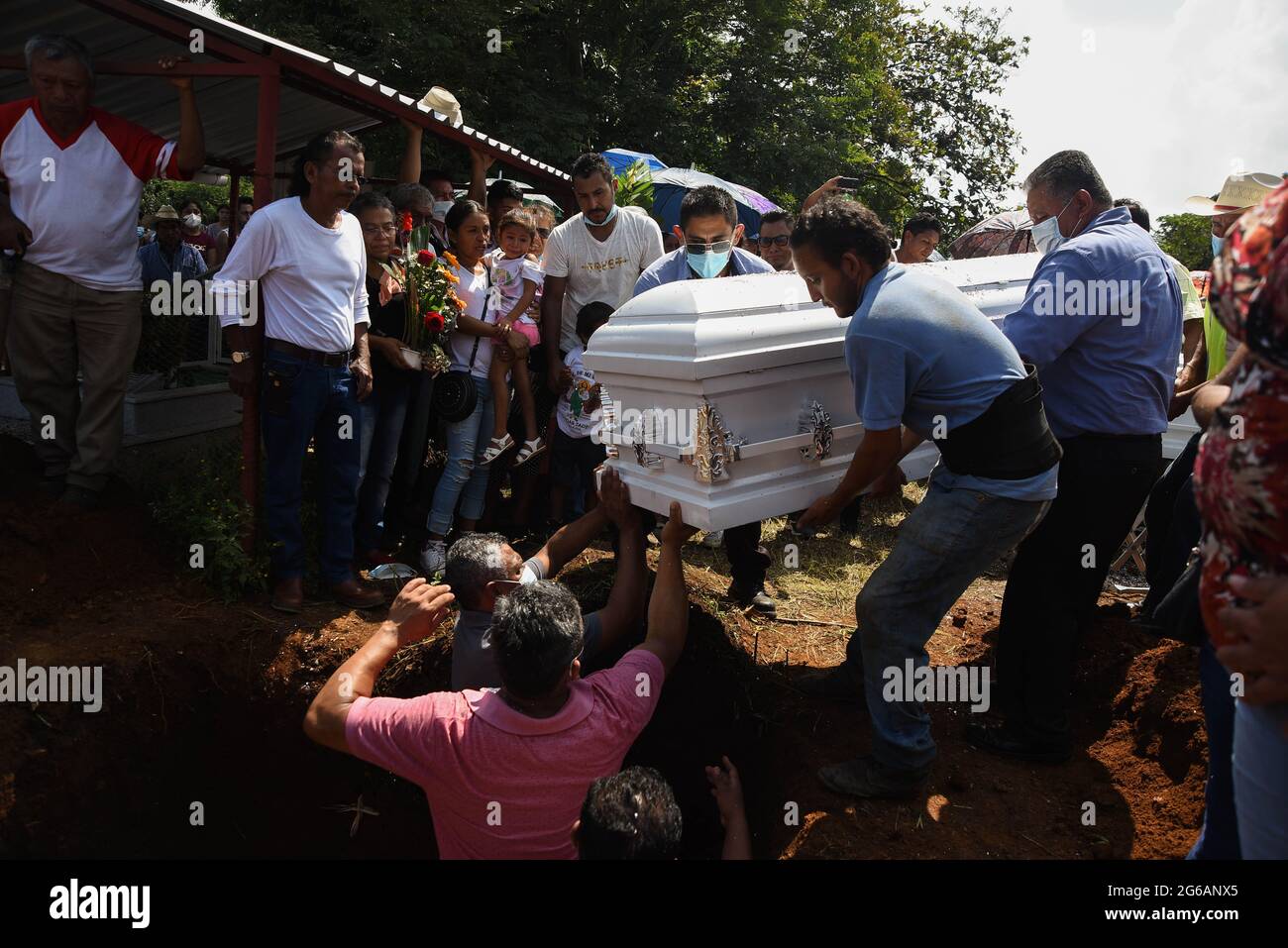 4 luglio 2021: I parenti e centinaia di residenti di Jonathan Herrera ed Eduardo Aaguilar, giovani adolescenti di Amatlan Veracruz, svolgono i funerali per licenziarli dopo essere stati uccisi da elementi della forza civile. Credit: Hector Adolfo Quintanar Perez/ZUMA Wire/Alamy Live News Foto Stock