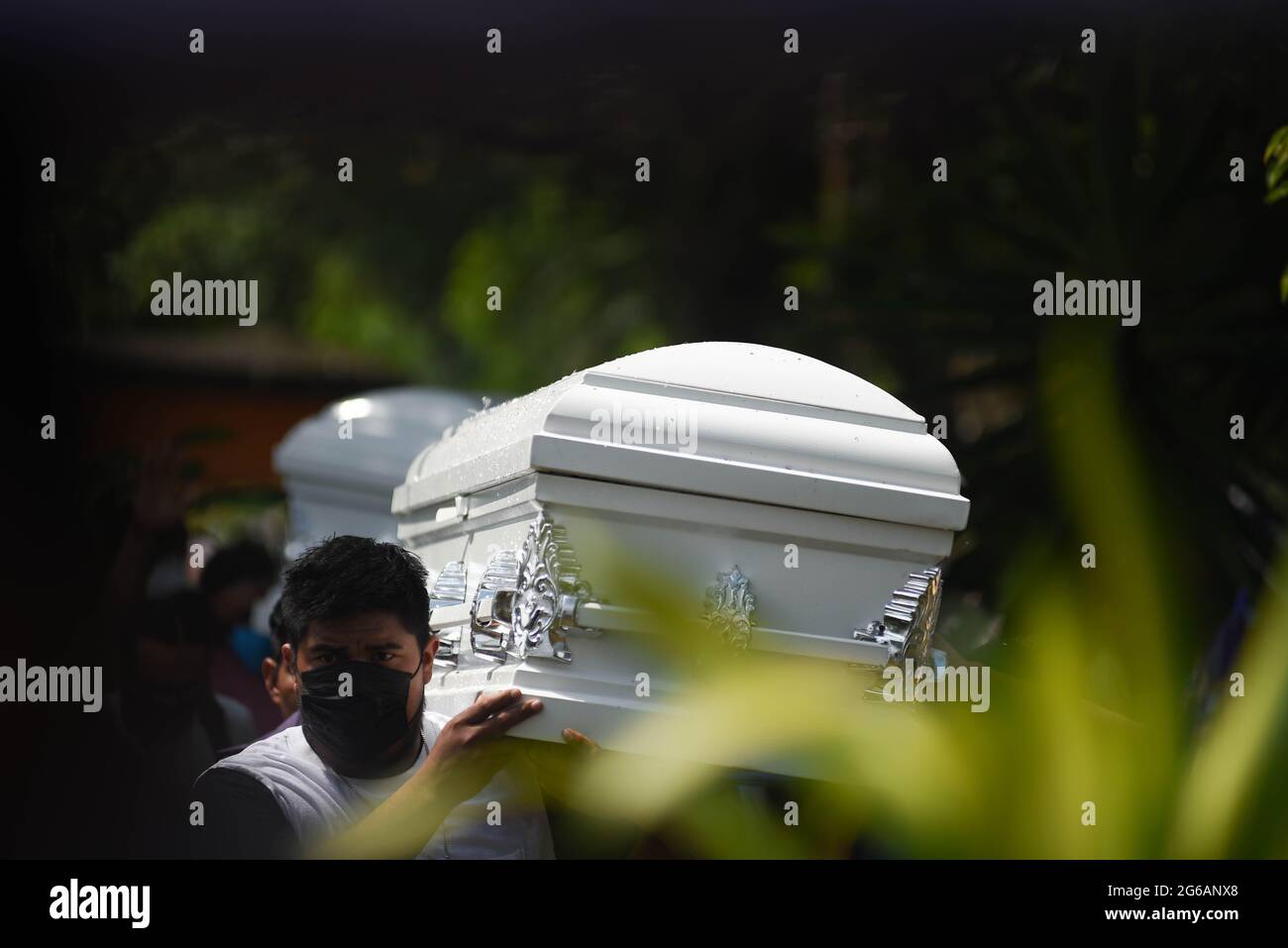 4 luglio 2021: I parenti e centinaia di residenti di Jonathan Herrera ed Eduardo Aaguilar, giovani adolescenti di Amatlan Veracruz, svolgono i funerali per licenziarli dopo essere stati uccisi da elementi della forza civile. Credit: Hector Adolfo Quintanar Perez/ZUMA Wire/Alamy Live News Foto Stock