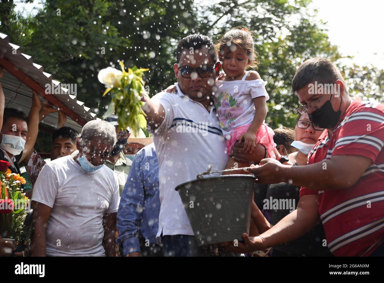 4 luglio 2021: I parenti e centinaia di residenti di Jonathan Herrera ed Eduardo Aaguilar, giovani adolescenti di Amatlan Veracruz, svolgono i funerali per licenziarli dopo essere stati uccisi da elementi della forza civile. Credit: Hector Adolfo Quintanar Perez/ZUMA Wire/Alamy Live News Foto Stock