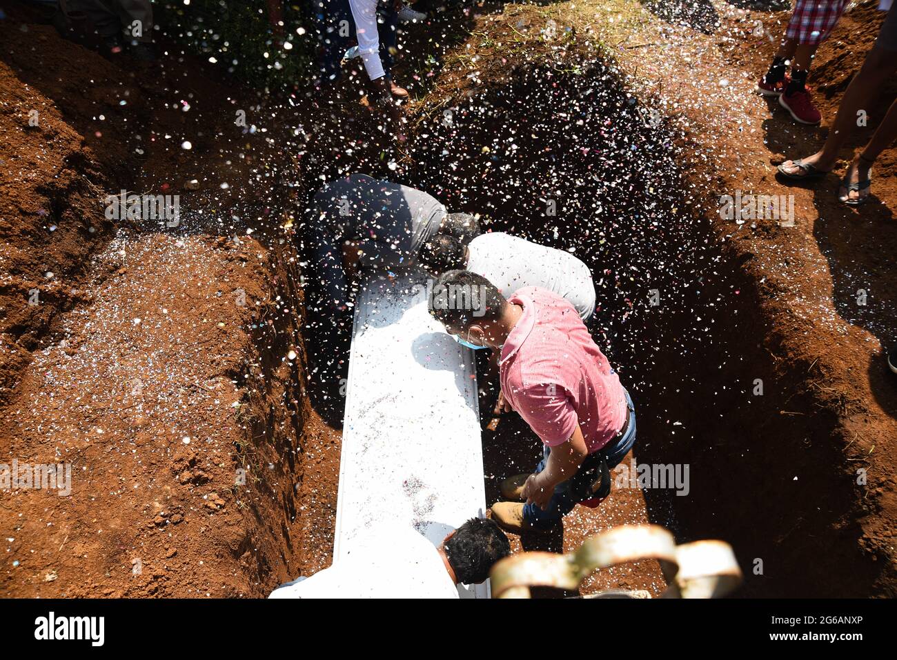 4 luglio 2021: I parenti e centinaia di residenti di Jonathan Herrera ed Eduardo Aaguilar, giovani adolescenti di Amatlan Veracruz, svolgono i funerali per licenziarli dopo essere stati uccisi da elementi della forza civile. Credit: Hector Adolfo Quintanar Perez/ZUMA Wire/Alamy Live News Foto Stock