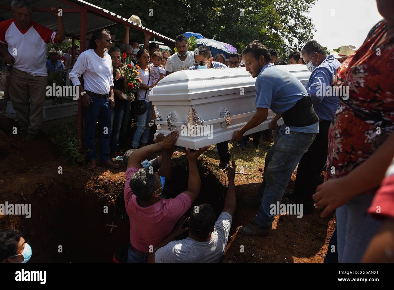 4 luglio 2021: I parenti e centinaia di residenti di Jonathan Herrera ed Eduardo Aaguilar, giovani adolescenti di Amatlan Veracruz, svolgono i funerali per licenziarli dopo essere stati uccisi da elementi della forza civile. Credit: Hector Adolfo Quintanar Perez/ZUMA Wire/Alamy Live News Foto Stock
