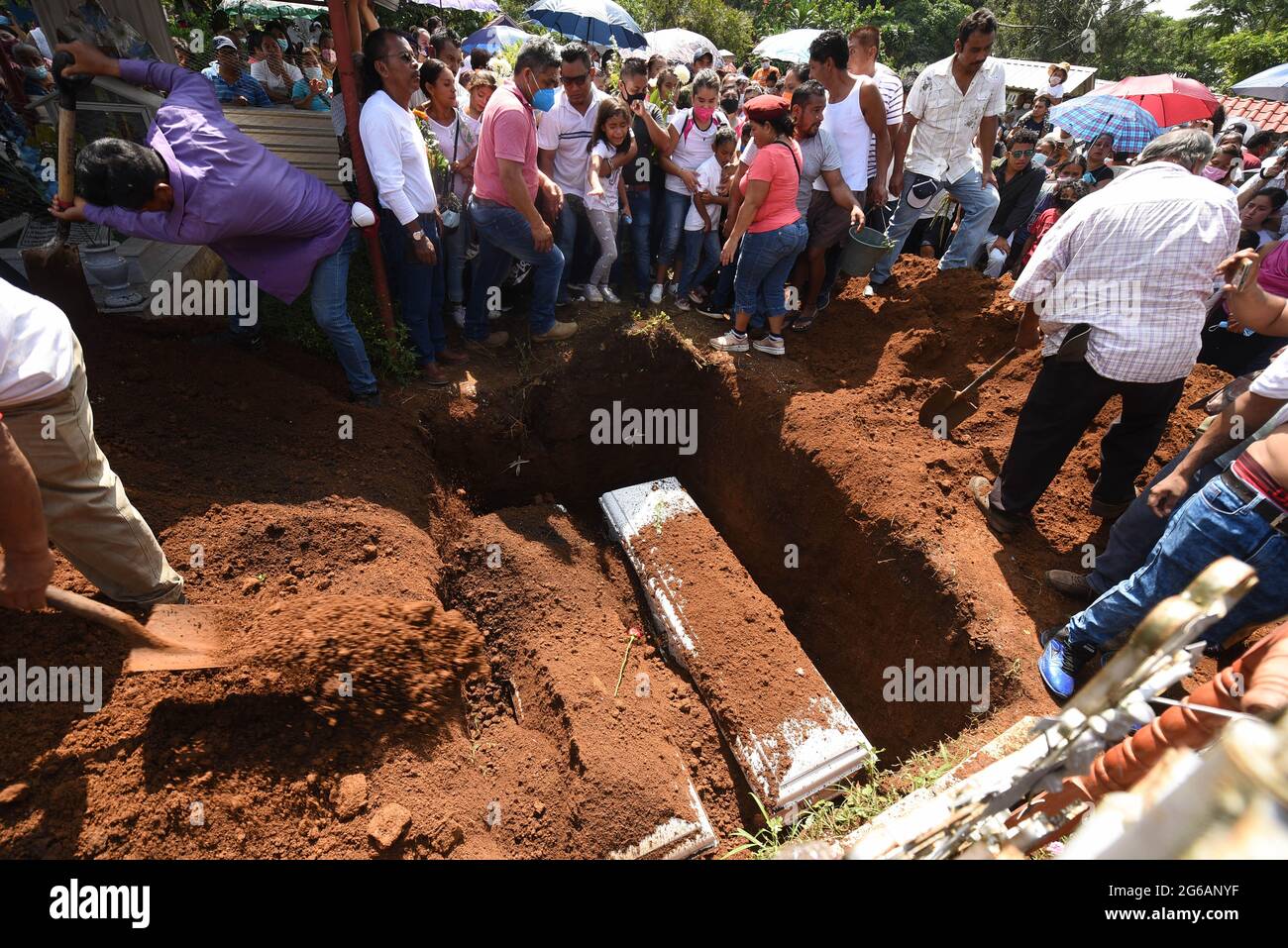 4 luglio 2021: I parenti e centinaia di residenti di Jonathan Herrera ed Eduardo Aaguilar, giovani adolescenti di Amatlan Veracruz, svolgono i funerali per licenziarli dopo essere stati uccisi da elementi della forza civile. Credit: Hector Adolfo Quintanar Perez/ZUMA Wire/Alamy Live News Foto Stock