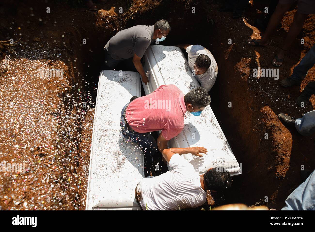 4 luglio 2021: I parenti e centinaia di residenti di Jonathan Herrera ed Eduardo Aaguilar, giovani adolescenti di Amatlan Veracruz, svolgono i funerali per licenziarli dopo essere stati uccisi da elementi della forza civile. Credit: Hector Adolfo Quintanar Perez/ZUMA Wire/Alamy Live News Foto Stock