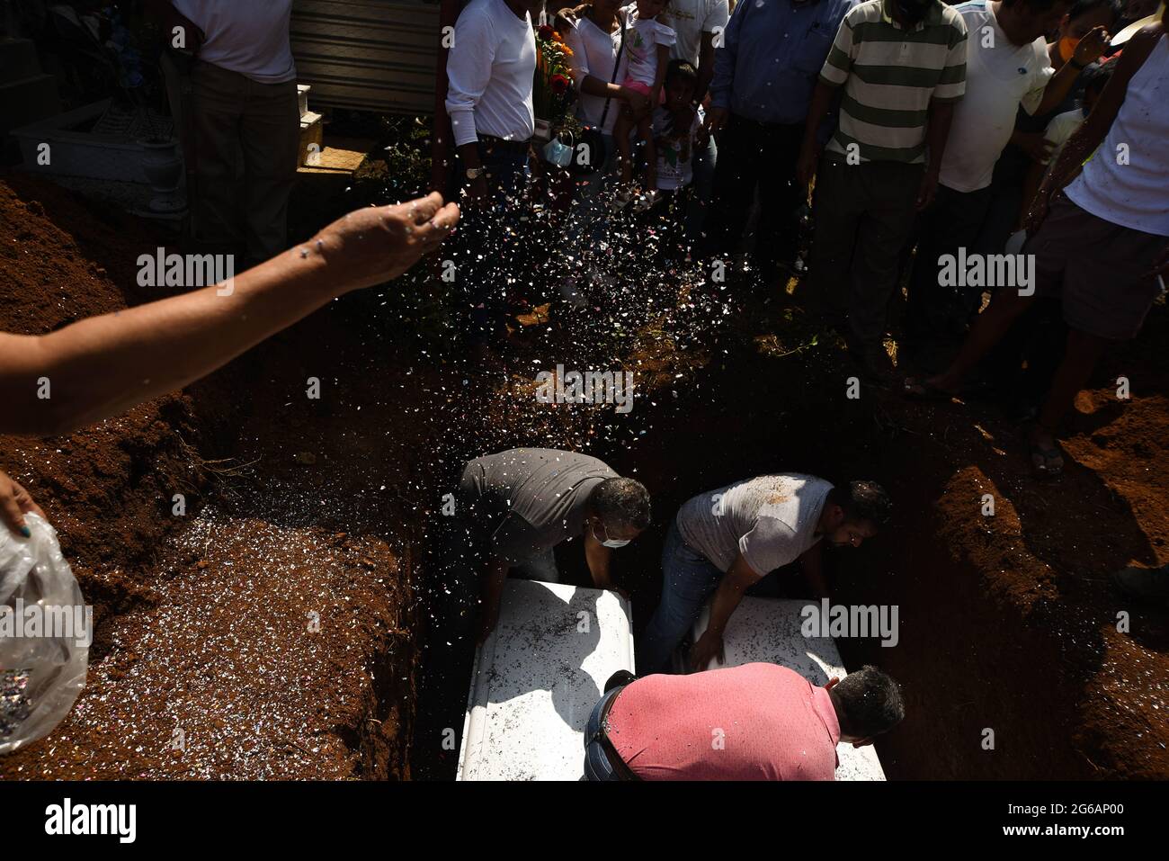 4 luglio 2021: I parenti e centinaia di residenti di Jonathan Herrera ed Eduardo Aaguilar, giovani adolescenti di Amatlan Veracruz, svolgono i funerali per licenziarli dopo essere stati uccisi da elementi della forza civile. Credit: Hector Adolfo Quintanar Perez/ZUMA Wire/Alamy Live News Foto Stock