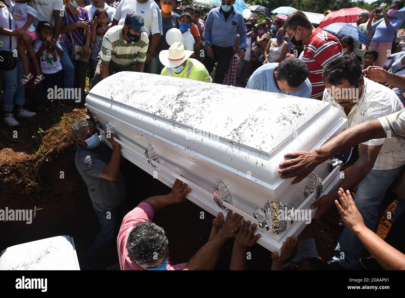 4 luglio 2021: I parenti e centinaia di residenti di Jonathan Herrera ed Eduardo Aaguilar, giovani adolescenti di Amatlan Veracruz, svolgono i funerali per licenziarli dopo essere stati uccisi da elementi della forza civile. Credit: Hector Adolfo Quintanar Perez/ZUMA Wire/Alamy Live News Foto Stock
