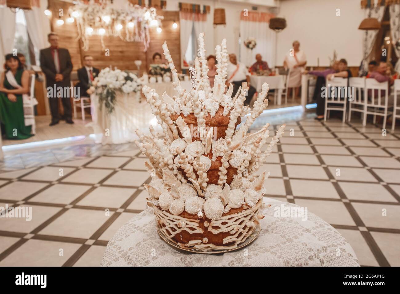 Pasticceria da sposa, torta decorativa su più livelli, delicatezza dolciaria. Foto Stock