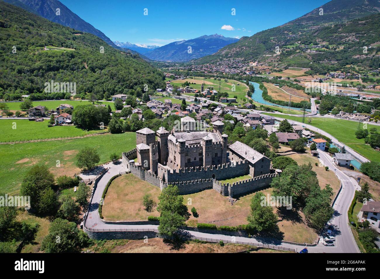 Veduta aerea del Castello di Fenis in Valle d'Aosta. Italia Foto Stock