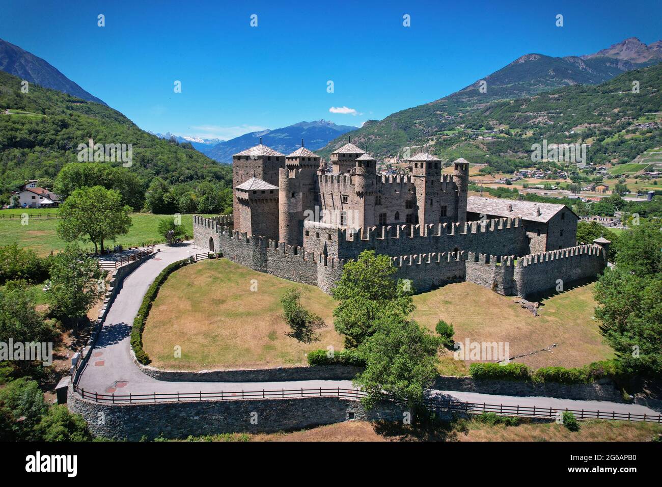 Veduta aerea del Castello di Fenis in Valle d'Aosta. Italia Foto Stock