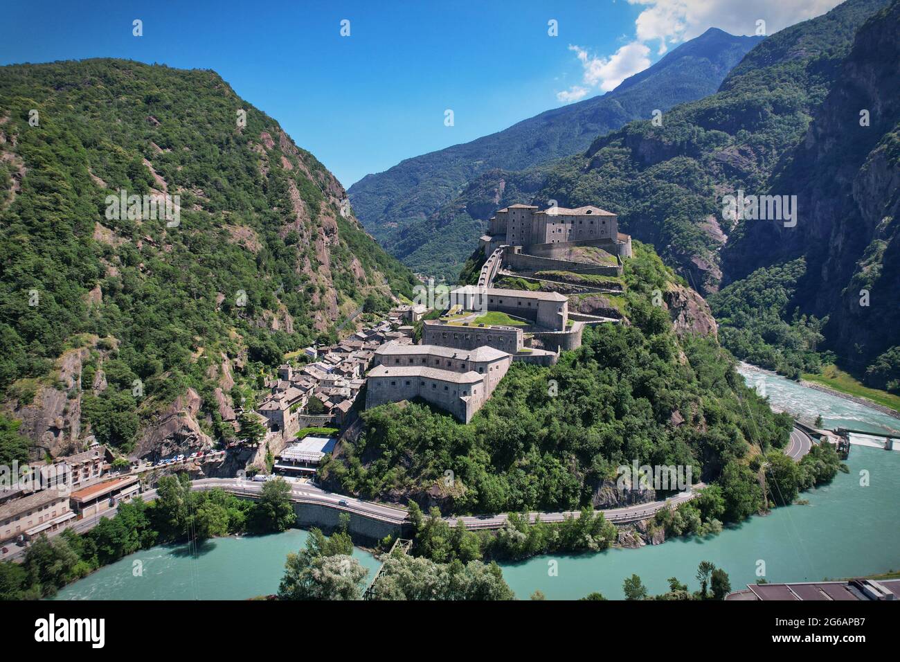 Splendidi castelli della Valle d'Aosta-fortezza di Bard, Italia settentrionale Foto Stock