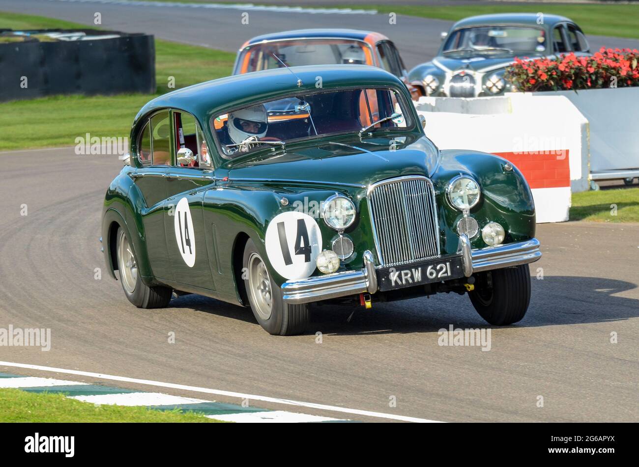 Jaguar Mk VII classica berlina, auto da corsa vintage in gara al St Marys Trophy al Goodwood Revival Historic Event, Regno Unito. Berlina di lusso Foto Stock