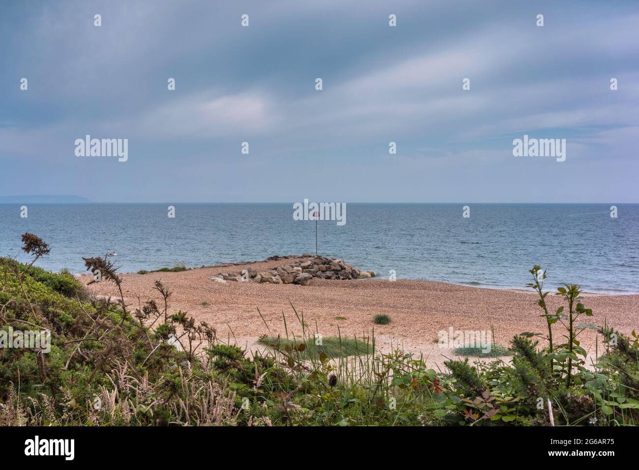 Highcliffe spiaggia marcatrice lungo la costa - cielo sovrastato, Dorset, Inghilterra, Regno Unito Foto Stock