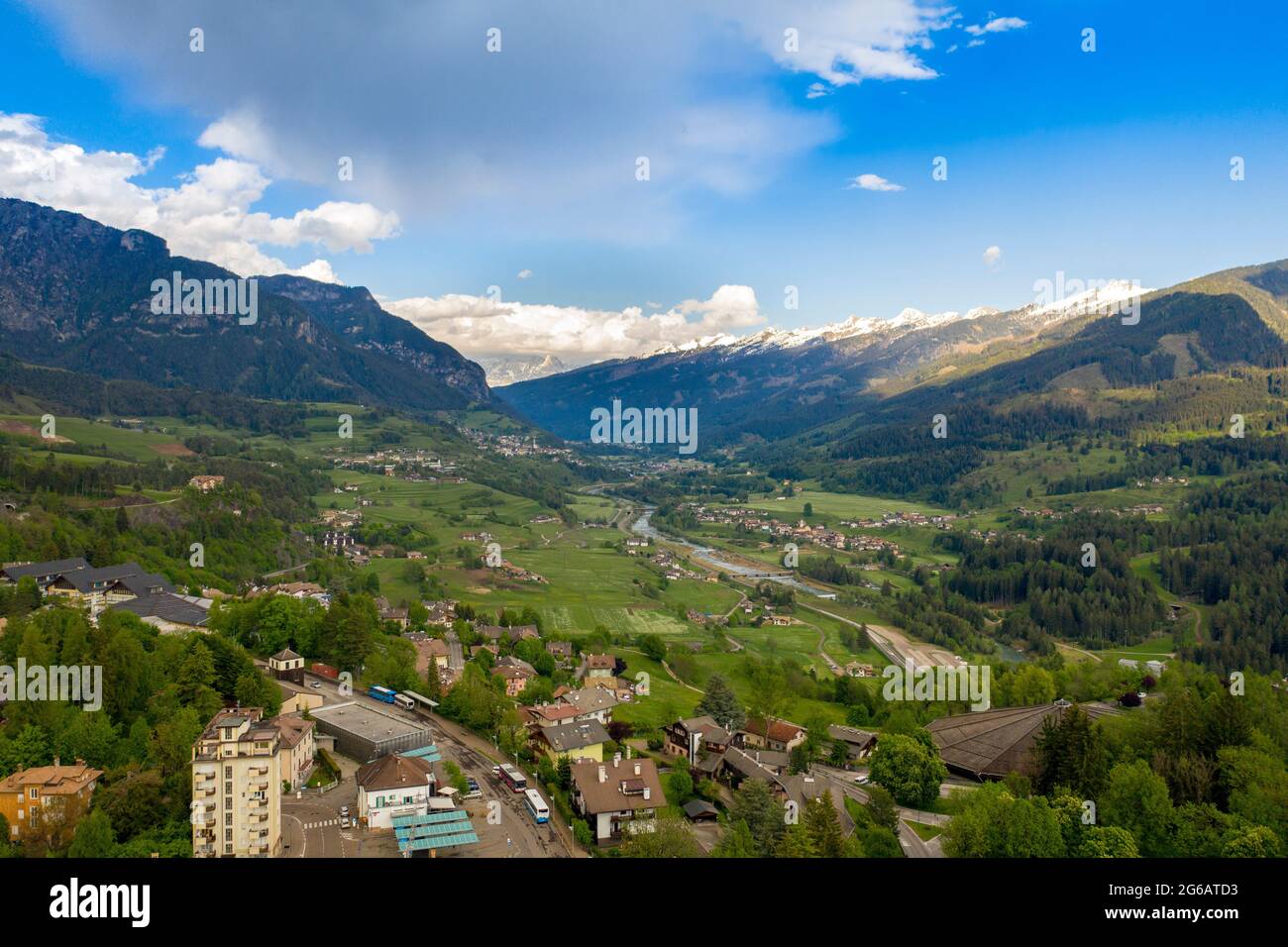 Veduta del Cavalese, Valle di Fiemme, Dolomiti, Lagorai nelle Alpi Orientali, Trento, Italia Foto Stock
