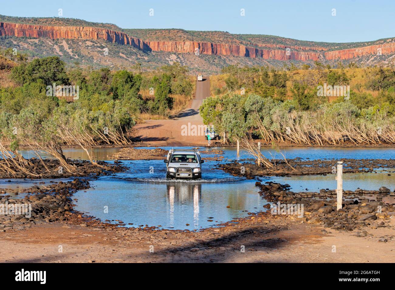 Auto che attraversa l'iconico incrocio di Pentecoste, Gibb River Road, Kimberley, Australia Occidentale, WA, Australia Foto Stock