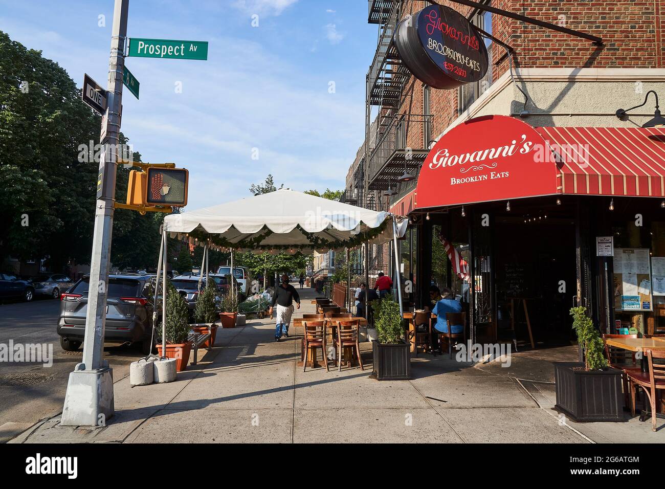 Riapertura del ristorante nelle terrazze di Windsor, Brooklyn, New York Foto Stock