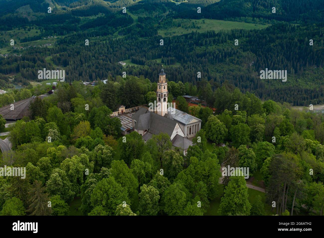 Veduta aerea della chiesa cattolica di S. Maria Assunta - Cavalese, Valle di Fiemme, Dolomiti, nord Trento, Italia Foto Stock