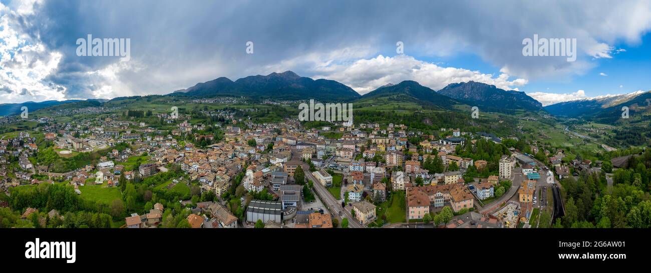 Una vista a 180 gradi del Cavalese, Valle di Fiemme, Dolomiti, Lagorai nelle Alpi Orientali, Trento, Italia Foto Stock