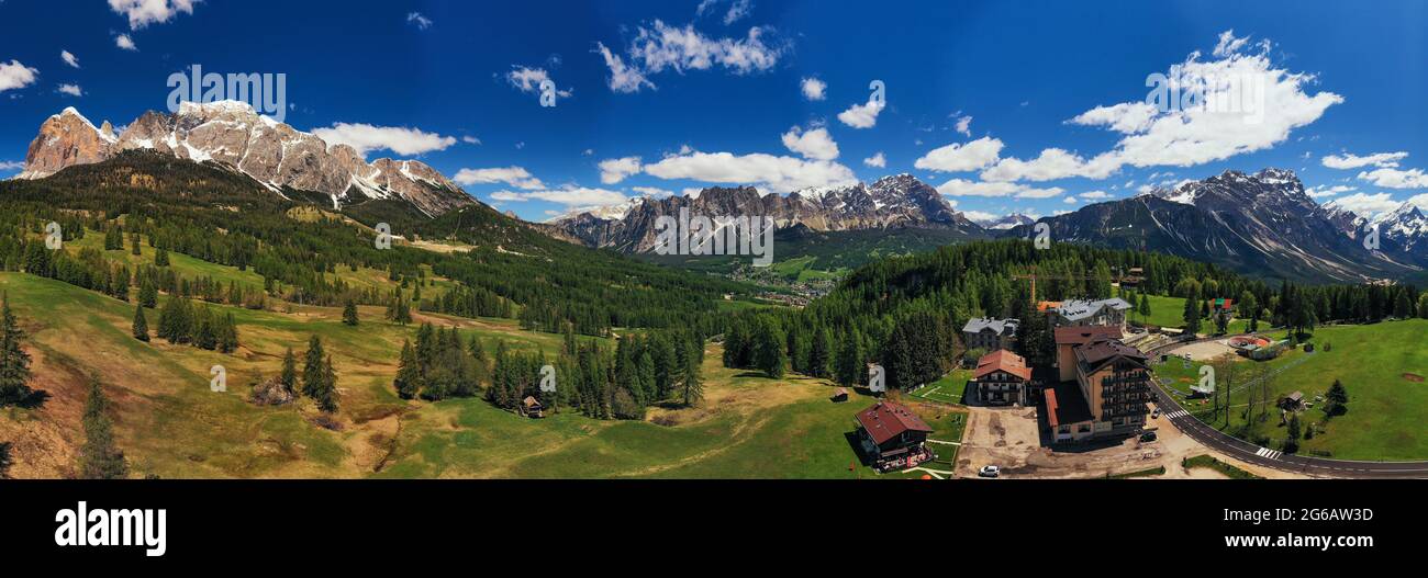 Panorama a 180 gradi, Cortina d'Ampezzo, Cristallo dietro, Dolomiti di Ampezzo, Alpi, Veneto, Italia Foto Stock