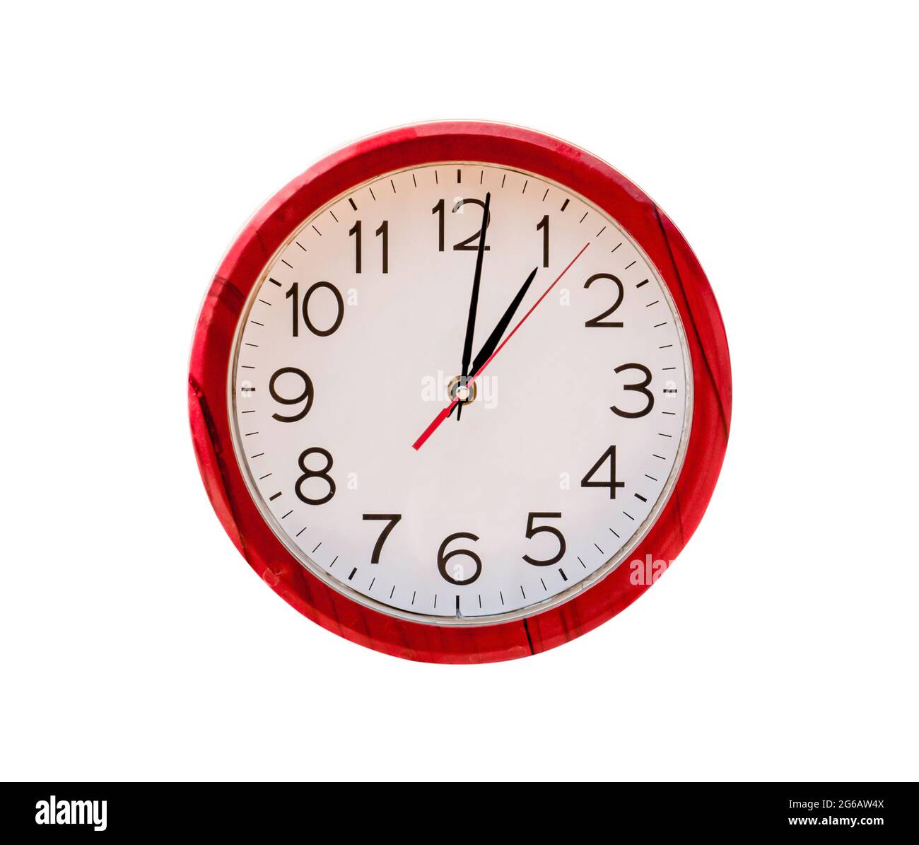 Vecchio orologio da parete sporco, isolato su sfondo bianco. Oggetto con tracciato di ritaglio. Foto Stock
