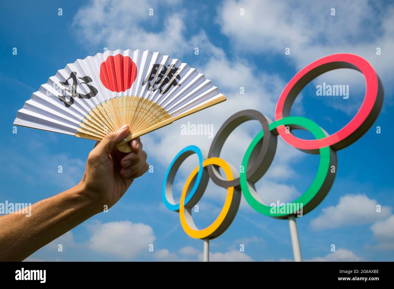 RIO DE JANEIRO - MARZO, 2016: Mano che tiene un fan decorato con caratteri giapponesi kanji che trascura hissho (traduzione inglese: Vittoria certa) io Foto Stock