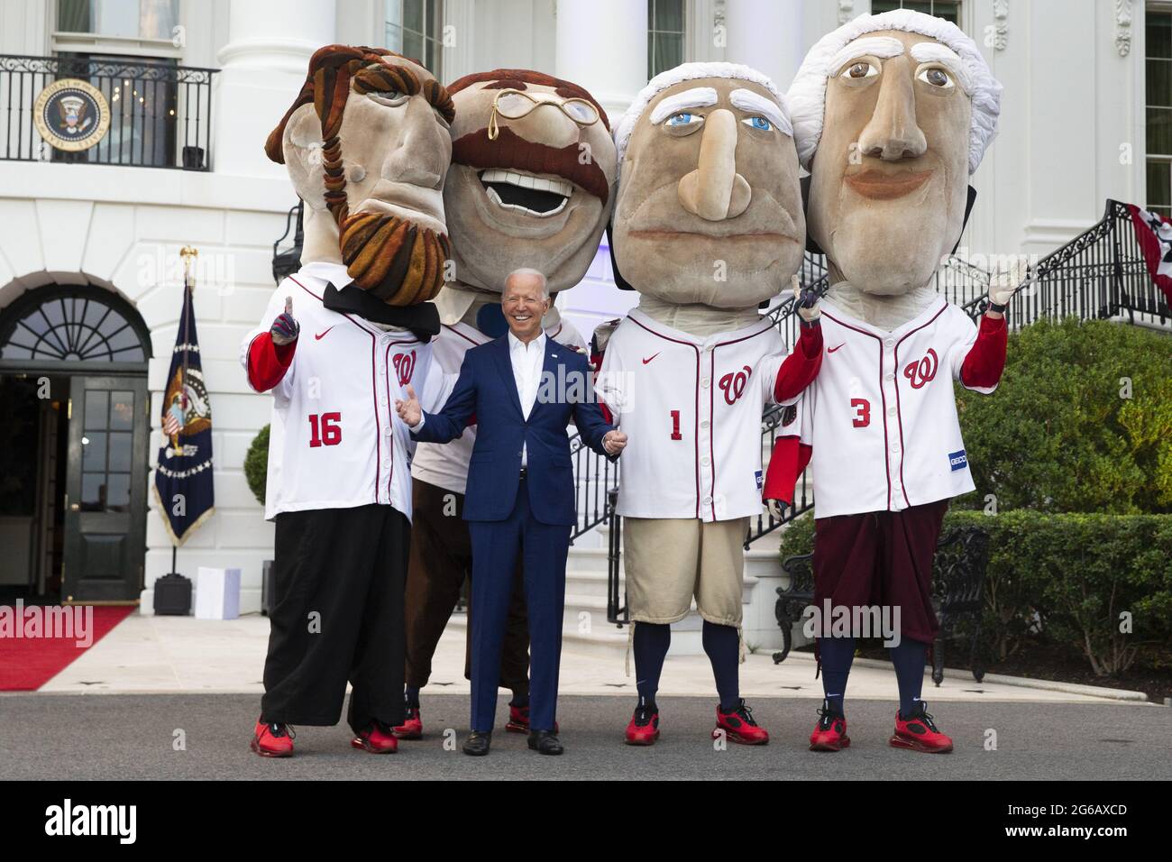 Washington, Stati Uniti. 04 luglio 2021. Il presidente Joe Biden si pone con persone vestite da ex presidenti degli Stati Uniti che indossano uniformi da baseball dei Washington Nationals sul prato meridionale della Casa Bianca durante una celebrazione del giorno dell'Indipendenza a Washington, DC, domenica 4 luglio 2021. Foto di Michael Reynolds/UPI Credit: UPI/Alamy Live News Foto Stock