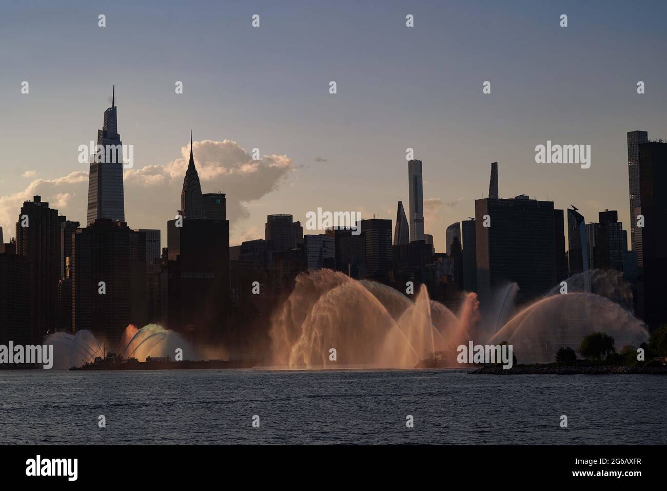 New York, Stati Uniti. 4 luglio 2021. Le imbarcazioni del New York Fire Department si preparano sul fiume Est prima dello spettacolo pirotecnico del 4 luglio a New York, Stati Uniti. Credit: Chase Sutton/Alamy Live News Foto Stock