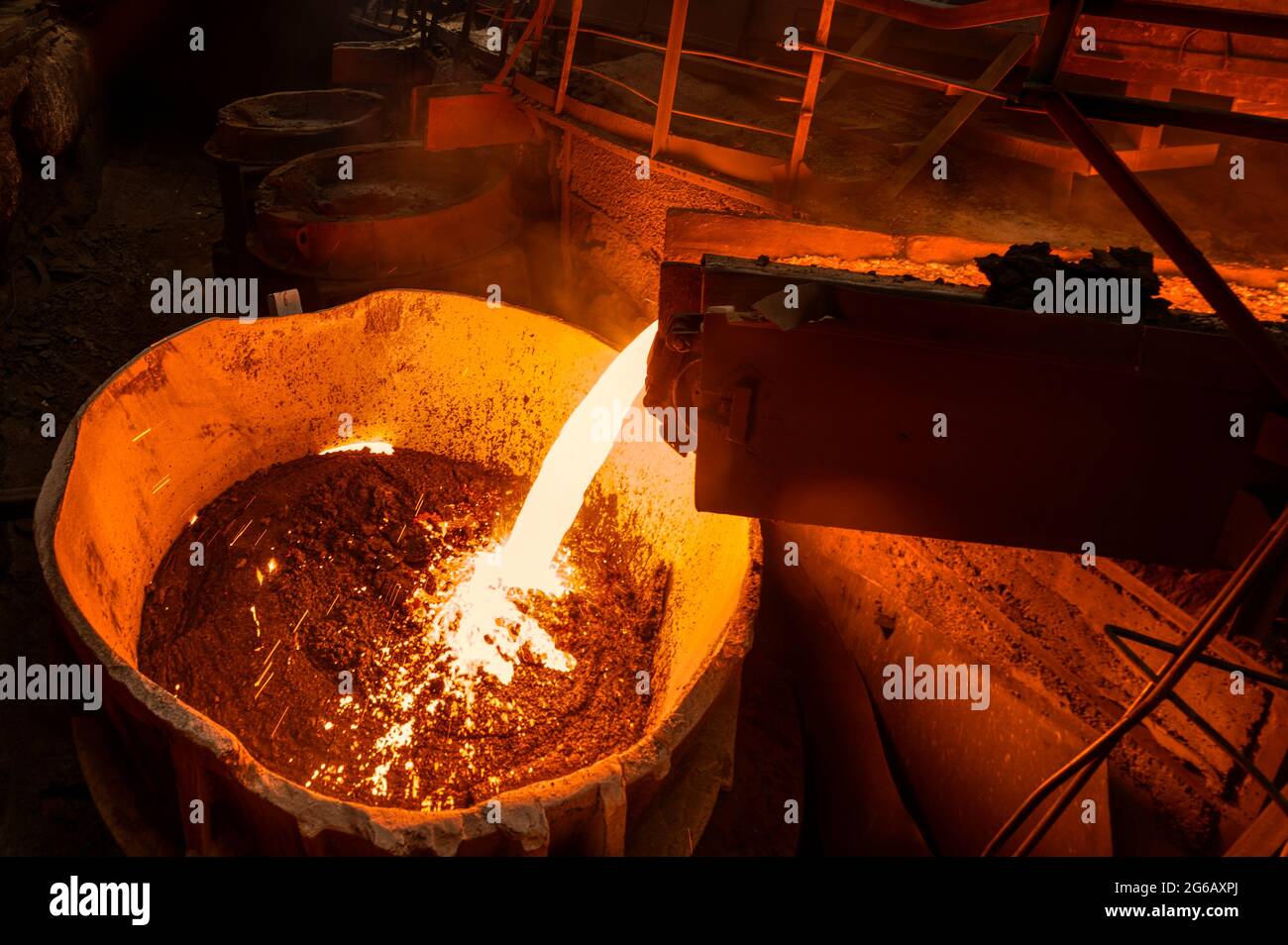 L'acciaio fuso viene versato nella produzione di acciaio delle siviere. Foto Stock