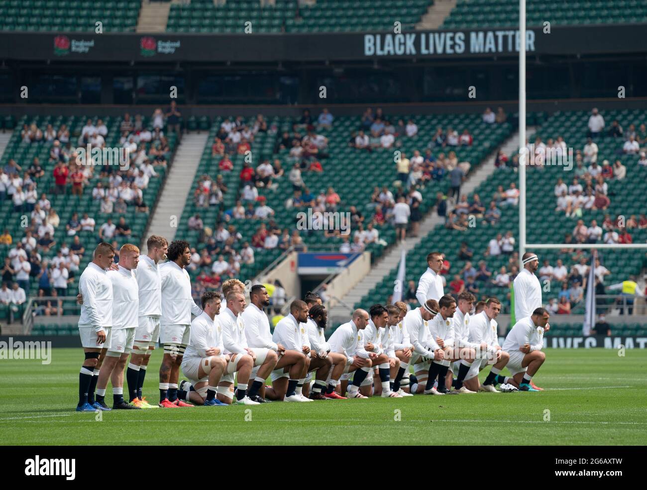 Il giocatore inglese rispetta la dichiarazione Black Lives Matter prima della partita di rugby Inghilterra -V- USA sabato 4 luglio 2021 al Twickenham Stadium, Middl Foto Stock