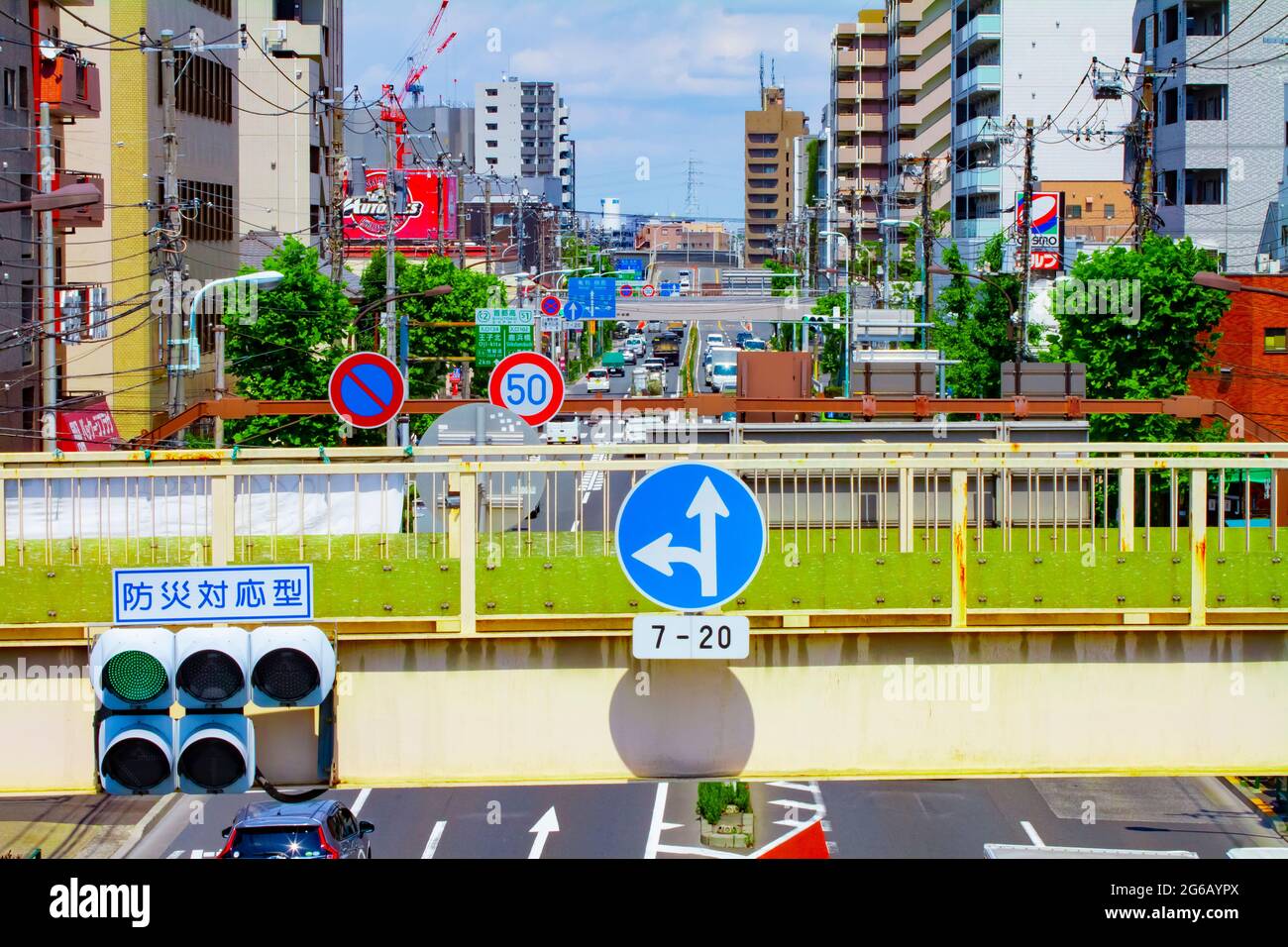 Un ingorgo di traffico nella strada del centro cittadino di Tokyo, un colpo lungo di giorno Foto Stock