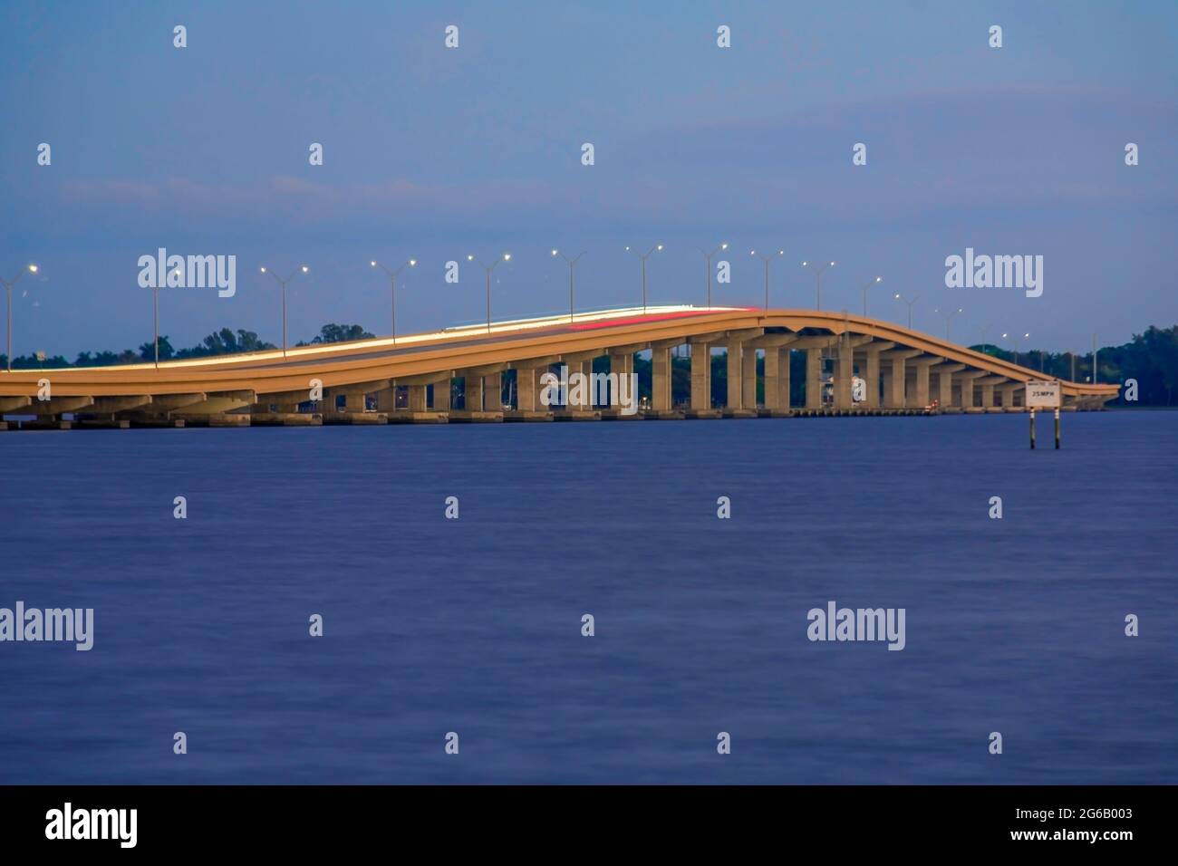 Cape Coral Parkway ponte al crepuscolo lungo esposizione Foto Stock