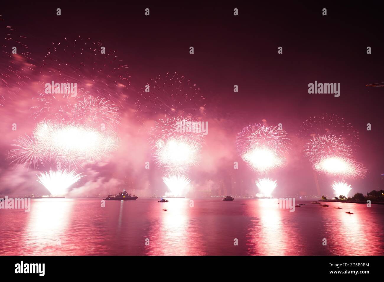 New York, Stati Uniti. 4 luglio 2021. I fuochi d'artificio esplodono sull'East River e sullo skyline di Manhattan durante lo spettacolo pirotecnico del 4 luglio a New York, USA. Credit: Chase Sutton/Alamy Live News Foto Stock