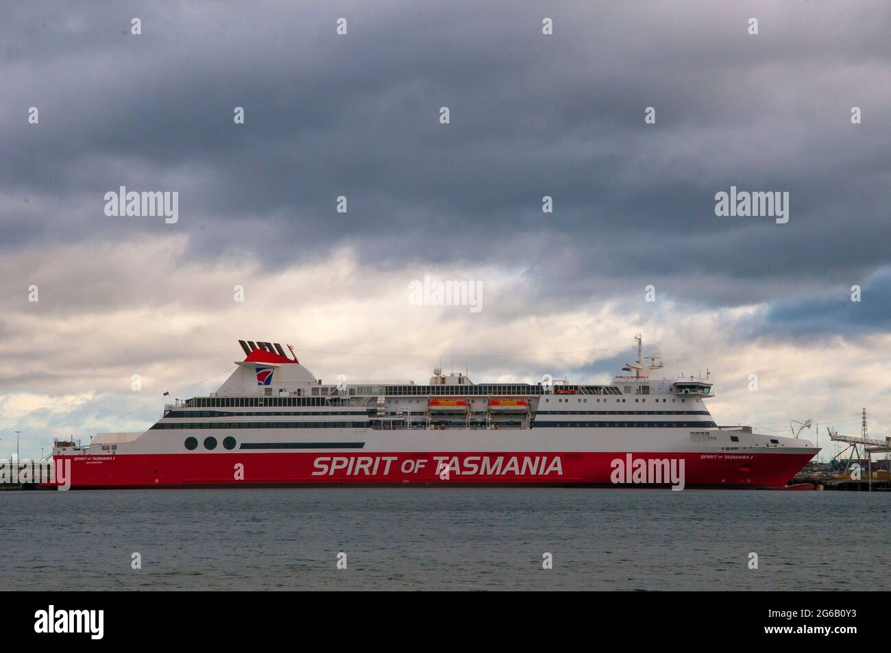 Il traghetto per lo stretto di Bass Spirit of Tasmania presso il molo della stazione, Port Melbourne, opera con servizio Ro-Ro notturno per Devonport, Tasmania Foto Stock