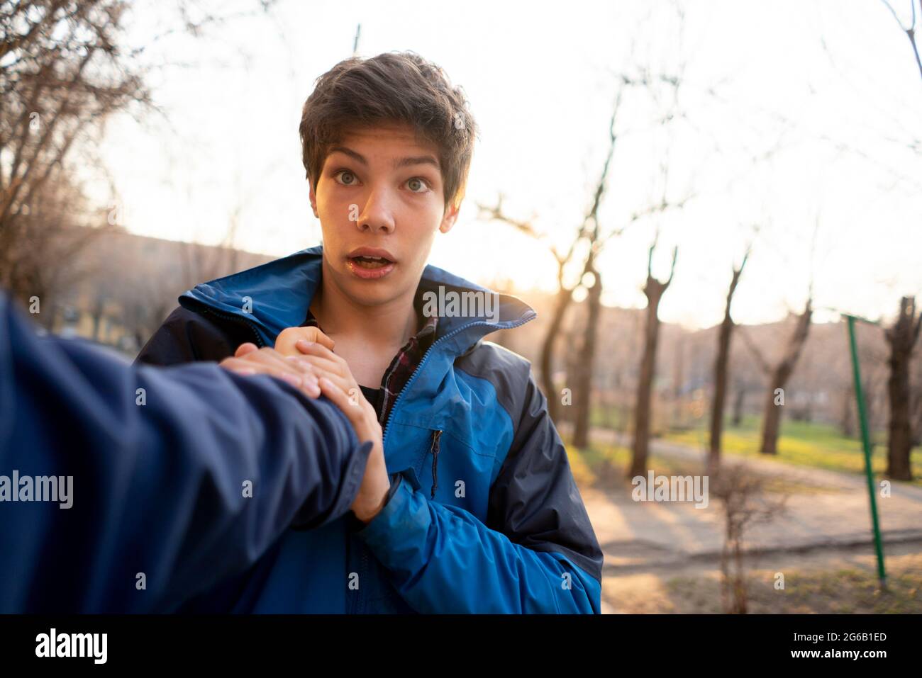 vista in prima persona della persona che si preda e che si gettava al ragazzo Foto Stock