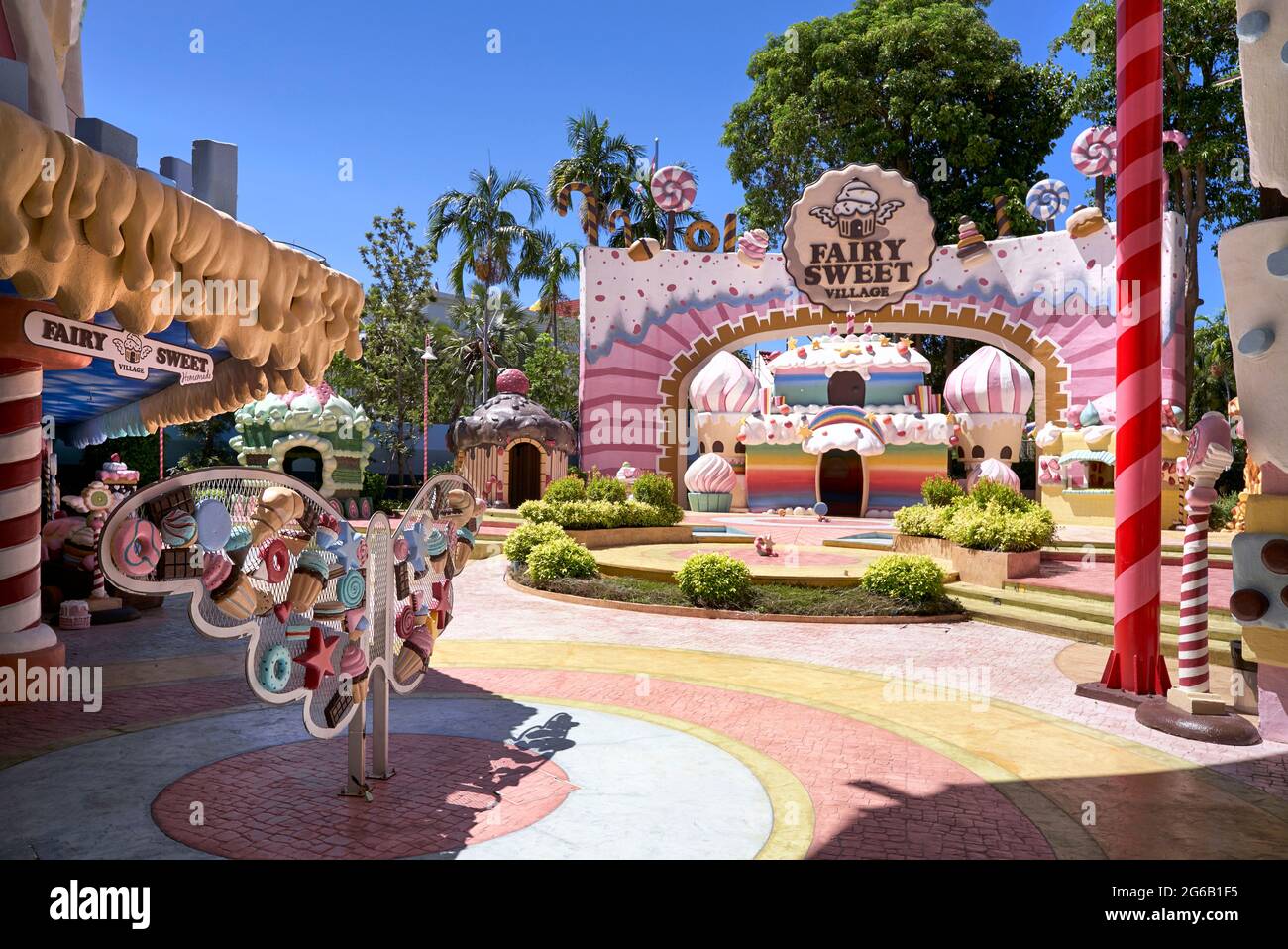 Luogo giochi per bambini caramelle e dolci novità, Fairy Sweet Village,  ristorante e caffetteria, Pattaya, Thailandia Foto stock - Alamy