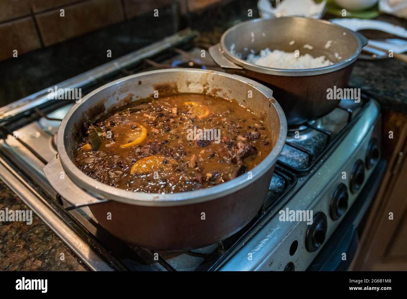 Feijoada (stufato di fagioli) - cibo tradizionale brasiliano (manzo secco, cavolo, arancia, riso, fagioli) Foto Stock
