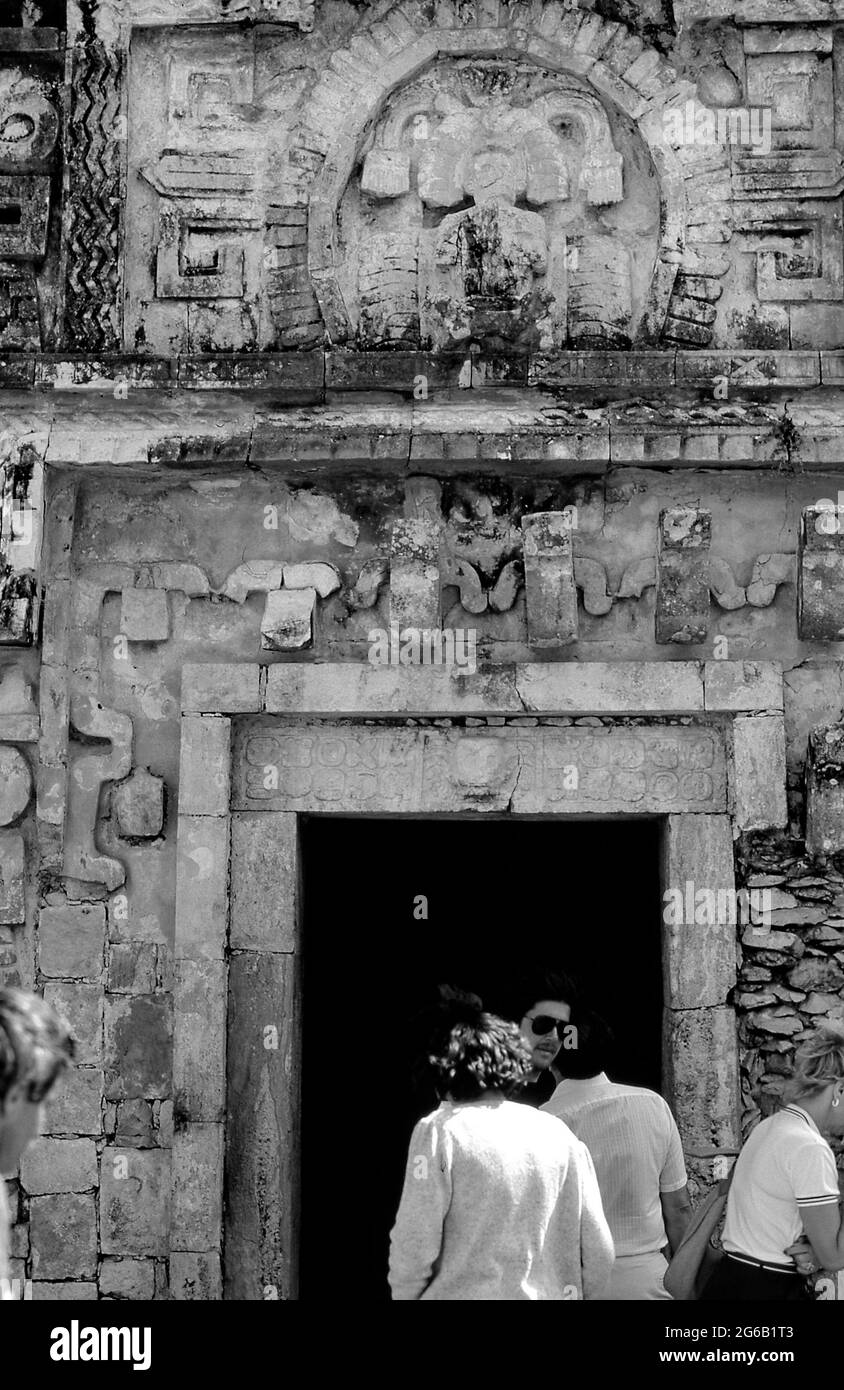 'La Chiesa' con maschere di Chaac. Chichen Itza è uno dei principali siti archeologici della penisola dello Yucatan, in Messico. Circa 1983. Foto Stock