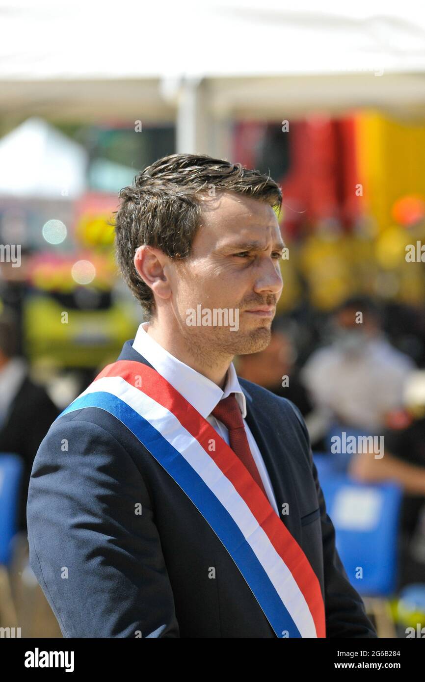 Draguignan, Francia. 02 luglio 2021. Fabien Matras, vice LREM dell'ottavo distretto di Var, partecipa alla sessione finale di addestramento dei vigili del fuoco. Le squadre di pompieri svolgono una formazione finale davanti al ministro dell'interno Gerald Darmanin e al ministro dell'ambiente Barbara Pompili. I mesi di maggio, giugno e luglio dovrebbero essere più caldi e più asciutti del normale come annunciato da Meteo France. Il rischio di incendio per questo periodo è al livello estremo più alto. (Foto di Laurent Coust/SOPA Images/Sipa USA) Credit: Sipa USA/Alamy Live News Foto Stock