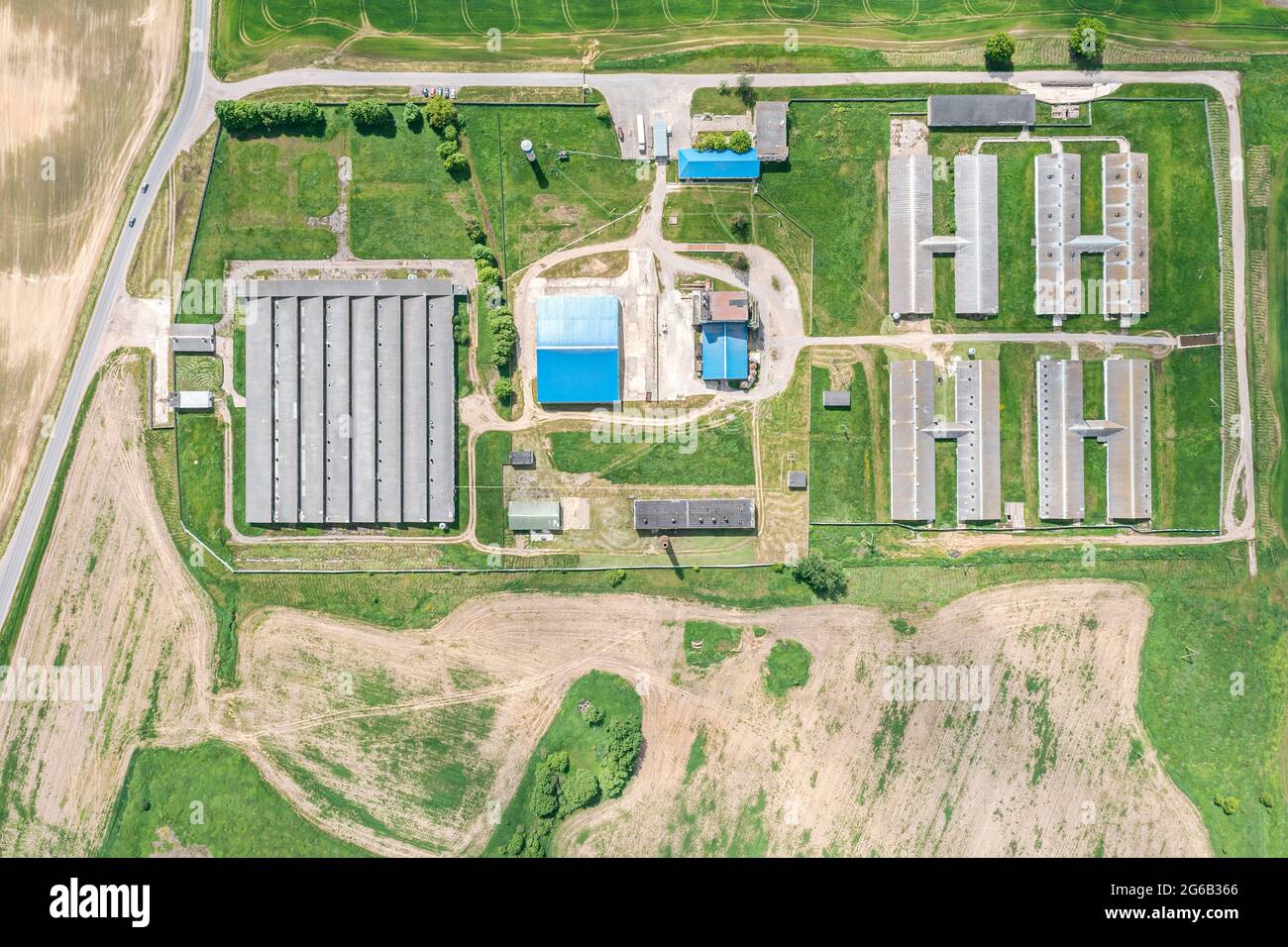 vista aerea dall'alto di edifici agricoli e terreni agricoli in campagna. fotografia di droni Foto Stock