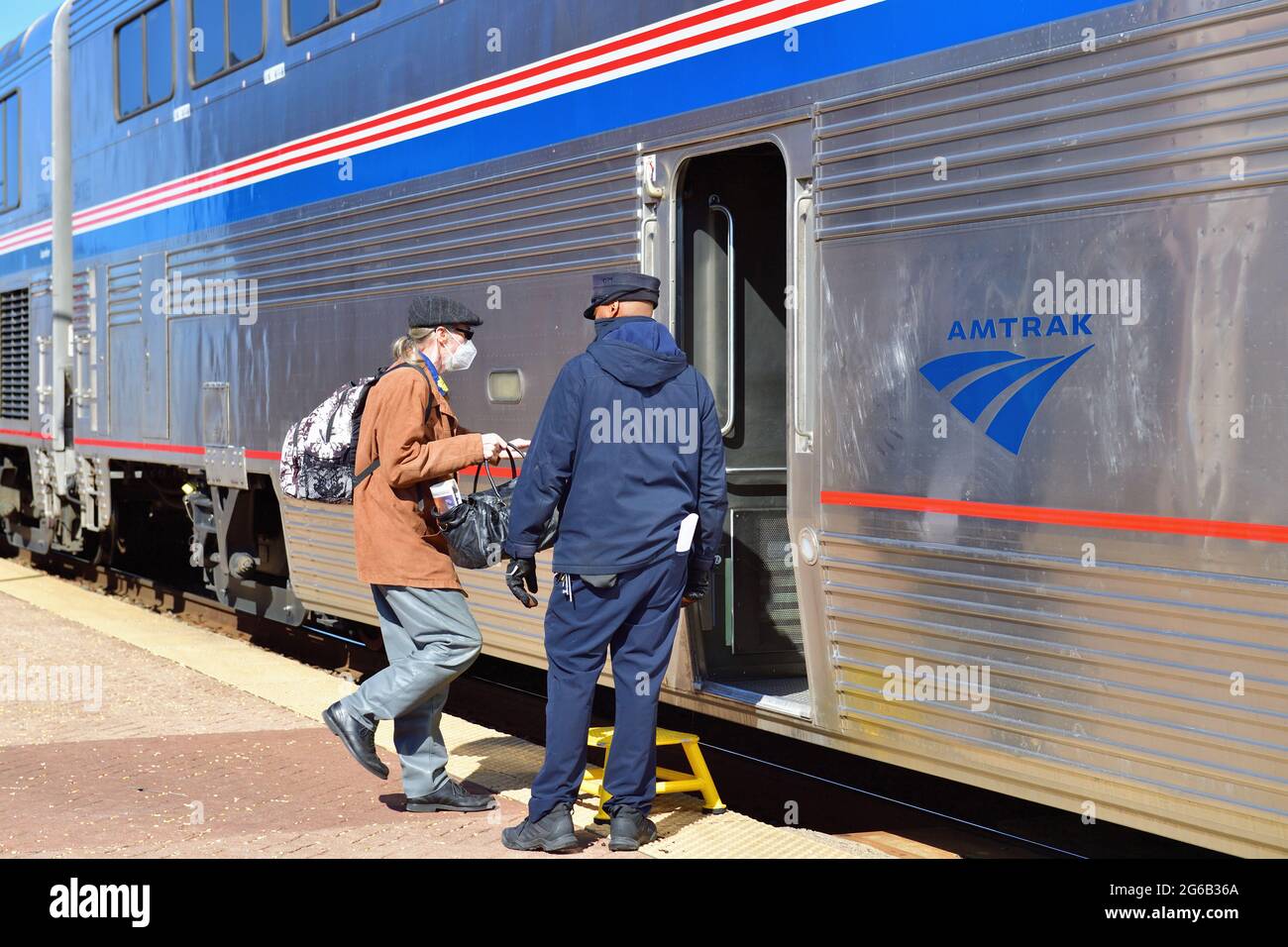 Mendota, Illinois, Stati Uniti. Direttore d'orchestra che assiste un passeggero a bordo del Southwest Chief dopo il suo arrivo da Los Angeles. Foto Stock