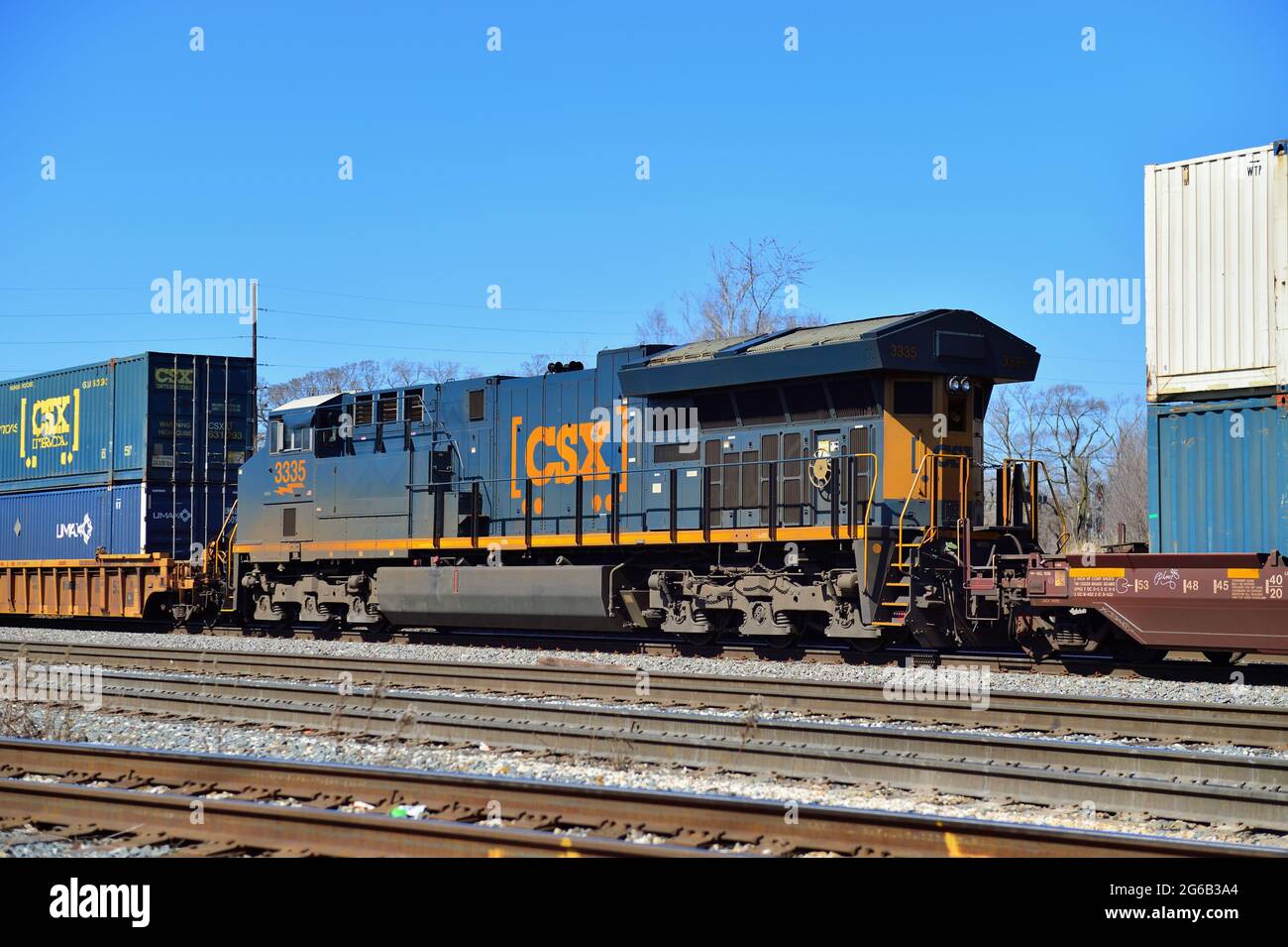 Dolton, Illinois, Stati Uniti. Una locomotiva CSX (CSX Transportation) che funge da unità di potenza distribuita (DPU) su un treno merci. Foto Stock