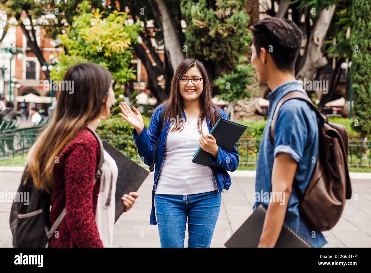 Giovane donna messicana in gruppo di studenti latini in università in America Latina Foto Stock