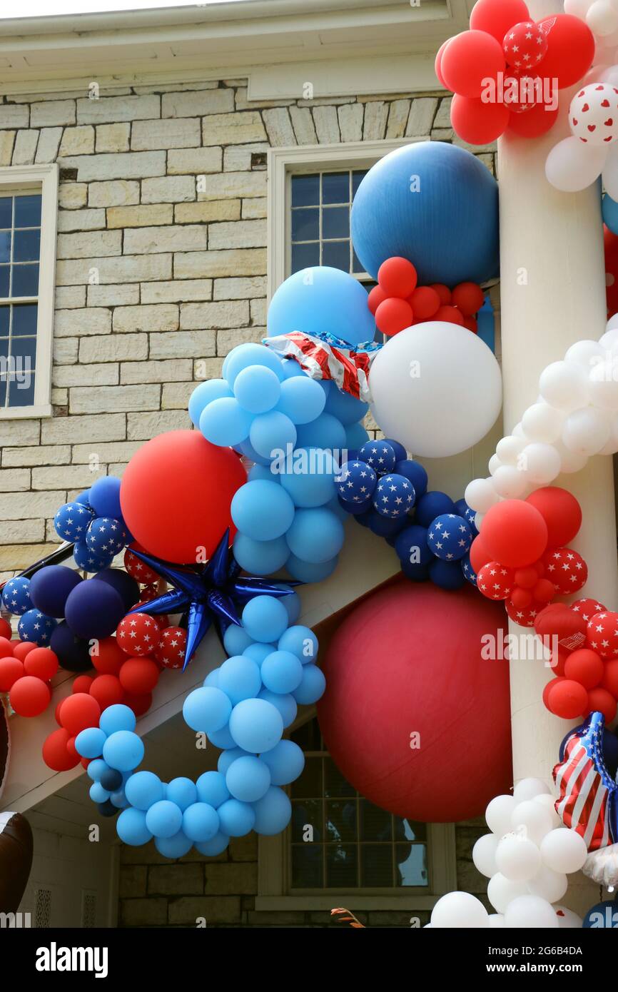 Luminosa e festosa mostra di palloncini rossi, bianchi e blu visualizzati il giorno dell'Indipendenza. Foto Stock